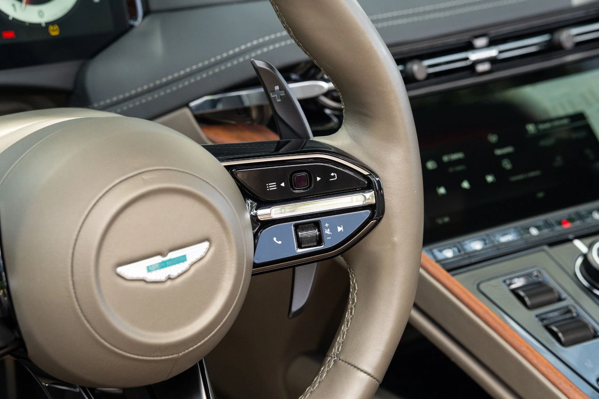 mph035_1201580464_Used_2024_Aston_Martin_DB_12_Volante_1777693541_13a84be611