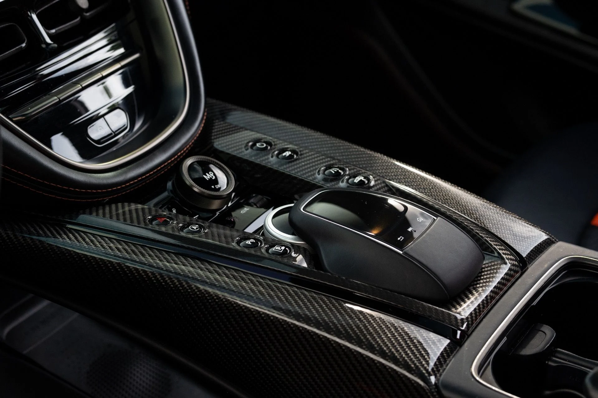 mph035_12249019_Used_2023_Aston_Martin_DBX_707_1756441558_7118e4e597