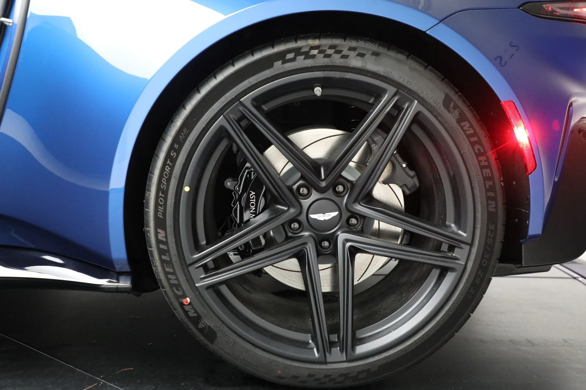 mph035_1226009359_Used_2025_Aston_Martin_Vantage_1744376528_7bad8527db