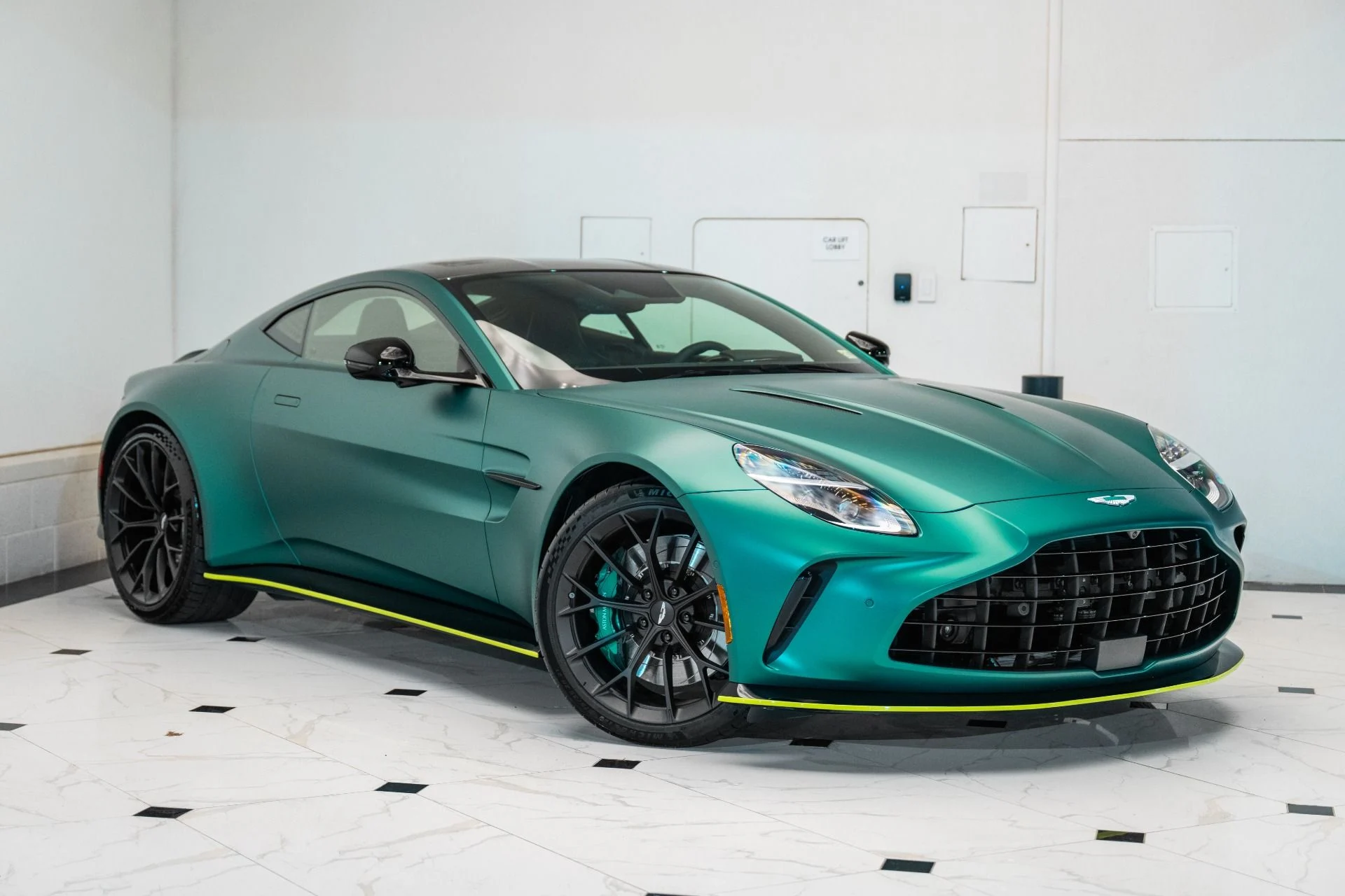 mph035_1229233210_Used_2025_Aston_Martin_Vantage_Coupe_1734713589_d225097575