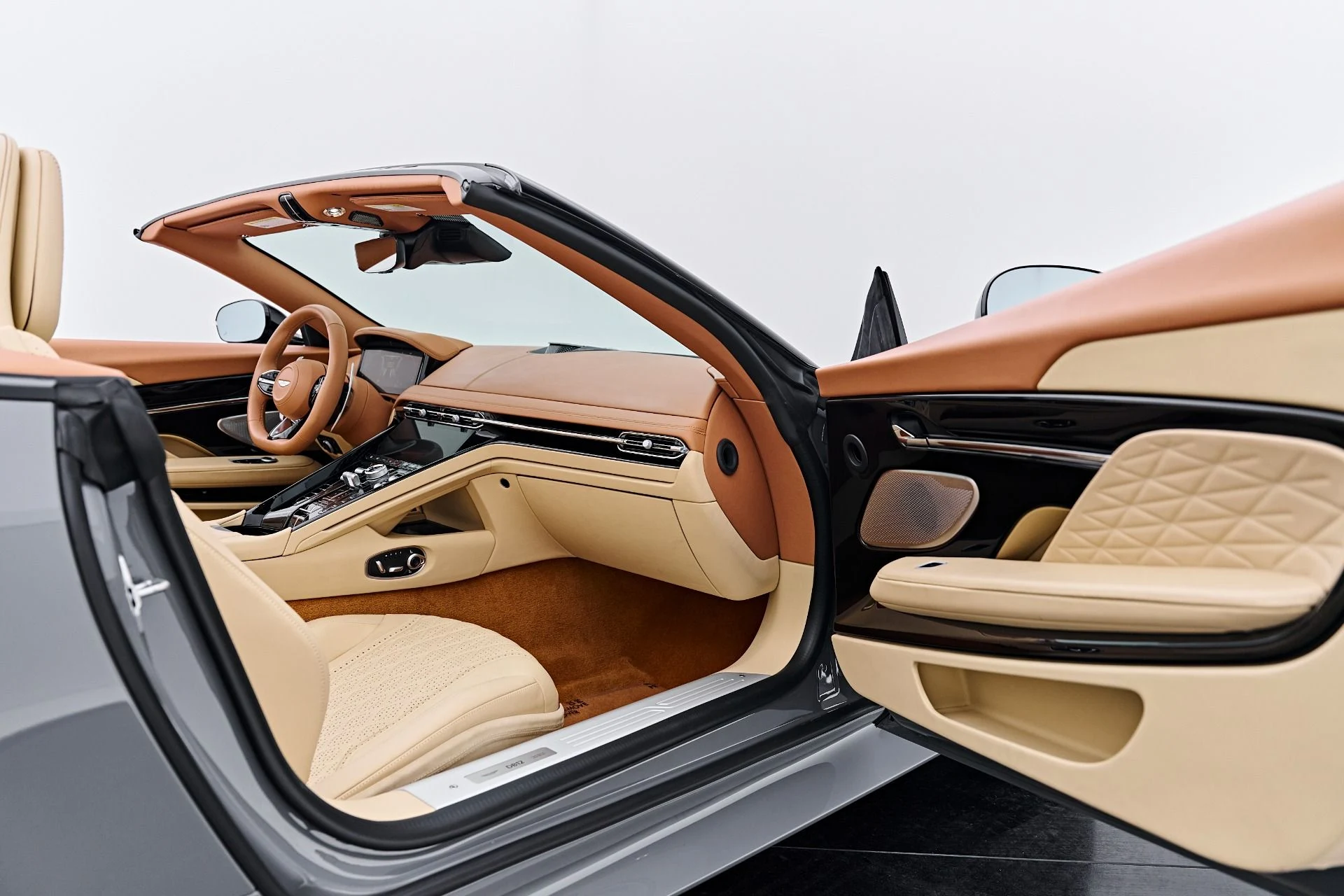 mph035_1250800765_Used_2025_Aston_Martin_DB_12_Volante_1791997252_d2ac4b2927