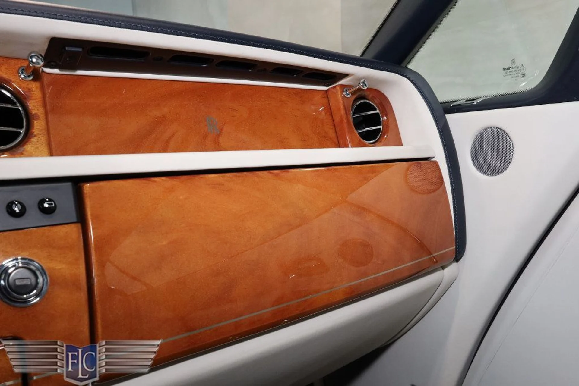 mph035_1308875916_used_2014_rolls_royce_phantom_drophead_coupe_9689_22941725_36_1024_129cc61e37