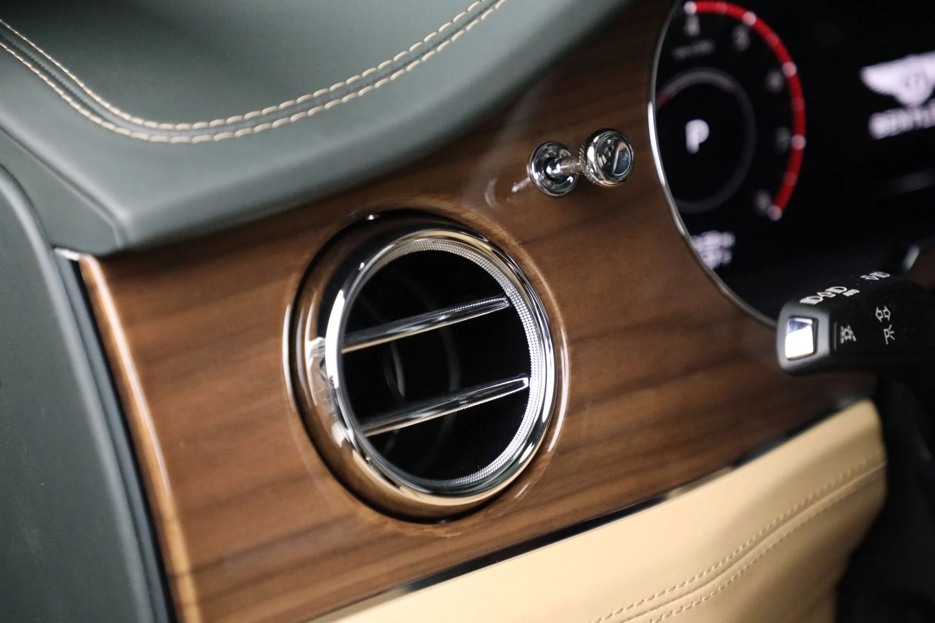 mph035_1337229589_New_2025_Bentley_Bentayga_V8_9e8e3394be