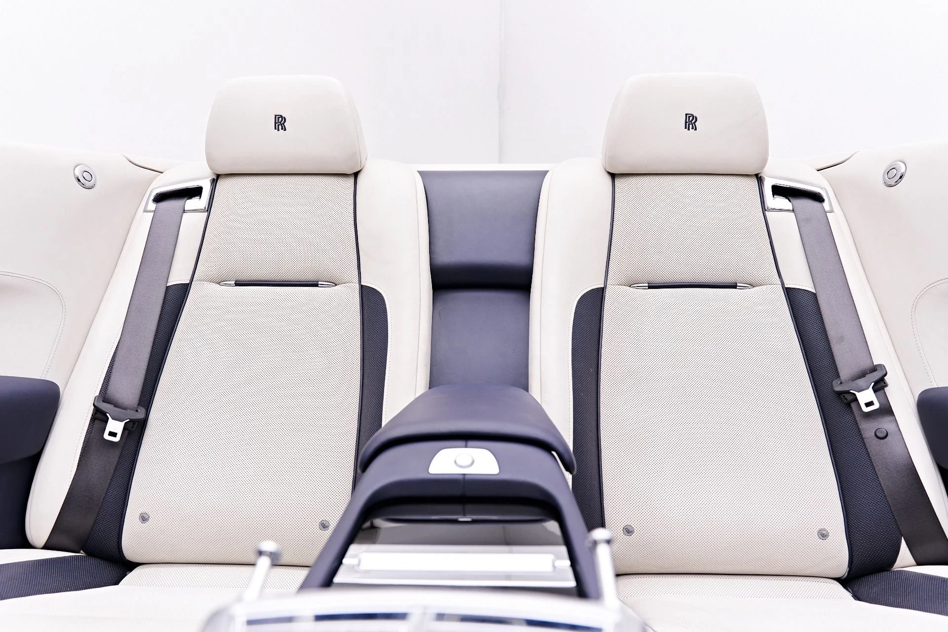 mph035_134746300_Used_2018_Rolls_Royce_Dawn_Base_1710521568_d2b8973968