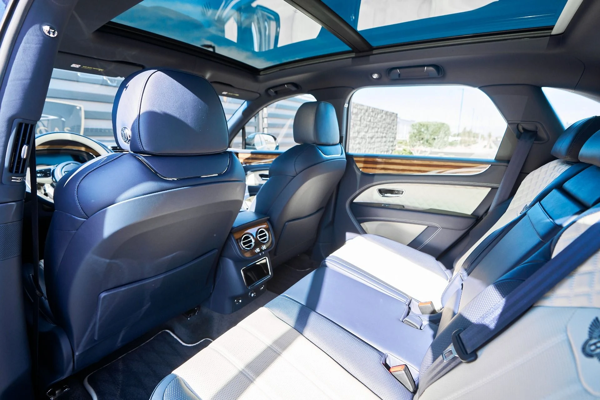 mph035_1418715045_Used_2021_Bentley_Bentayga_V8_1764209016_87e45e2638