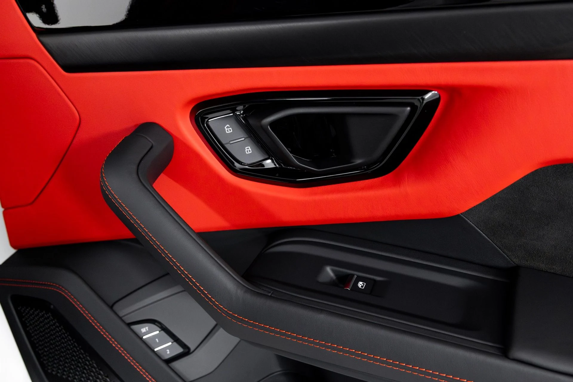 mph035_1421748832_Used_2024_Lamborghini_Urus_S_1765302056_1139541557