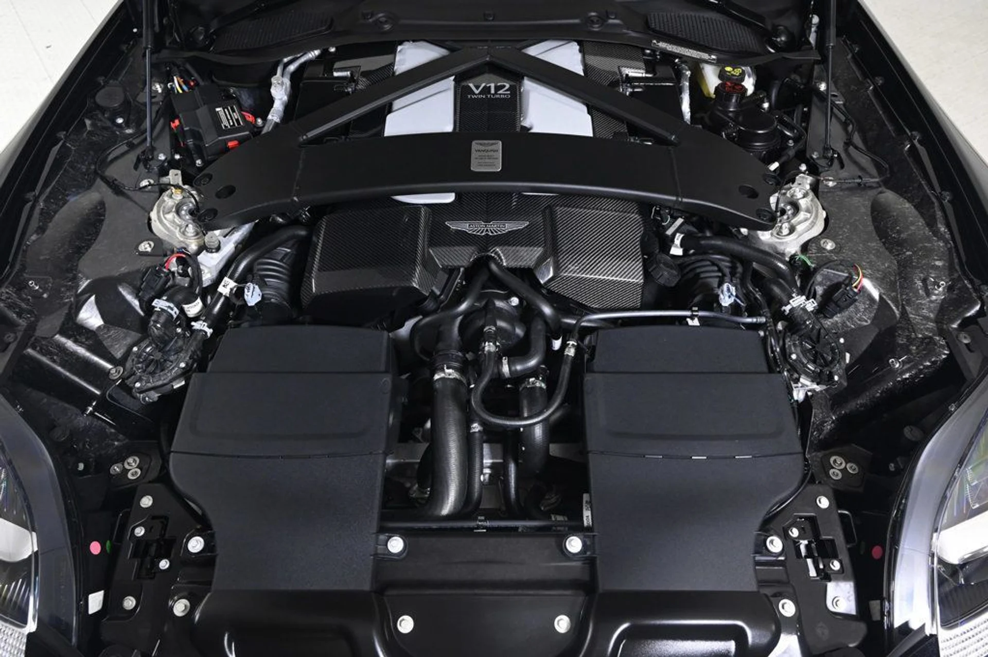 mph035_1442176037_used_2025_aston_martin_vanquish_v12_11350_22957360_35_1024_6a7adaec05