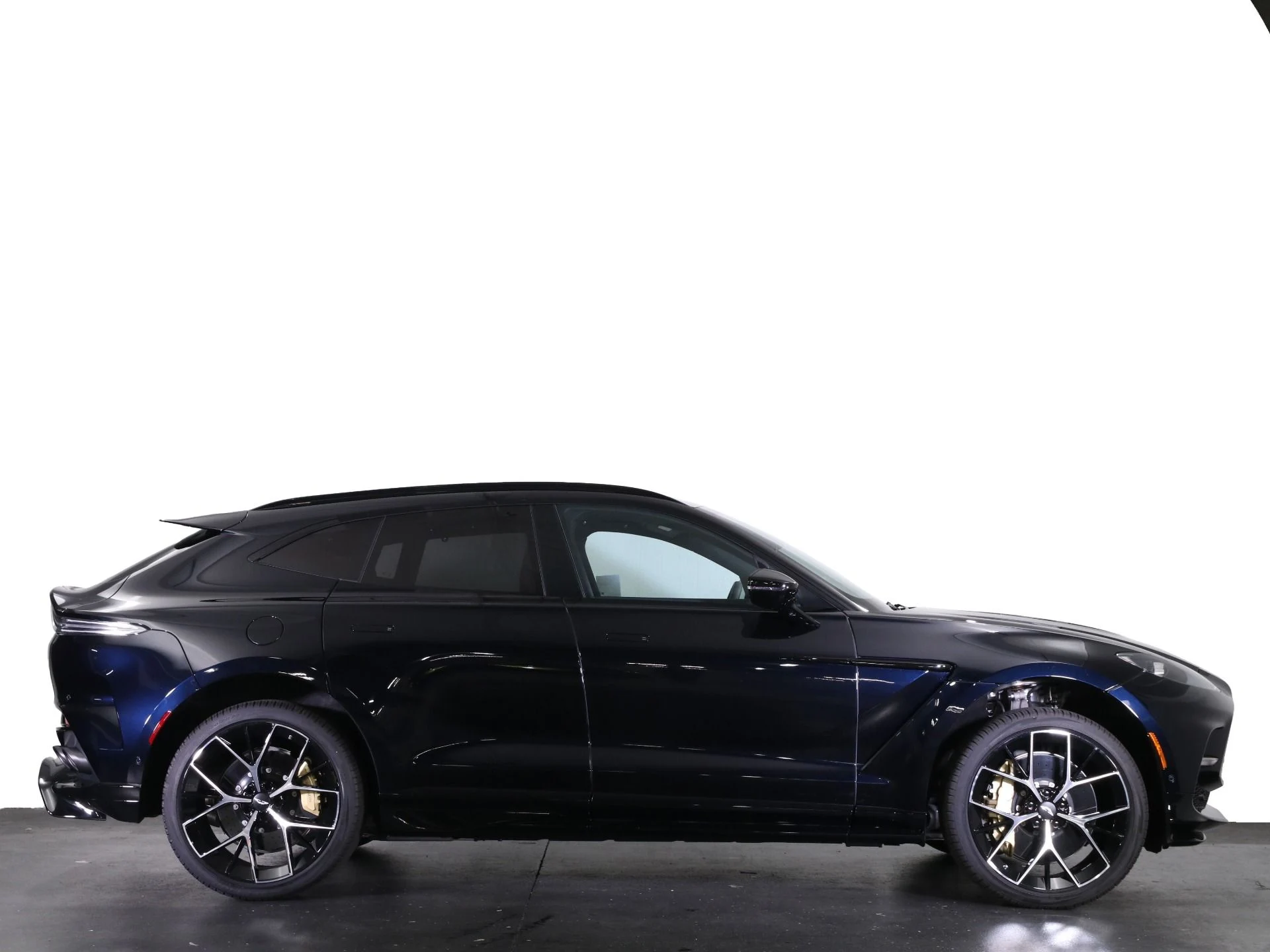 mph035_1450057750_New_2025_Aston_Martin_DBX_707_1758482586_f4348dae24