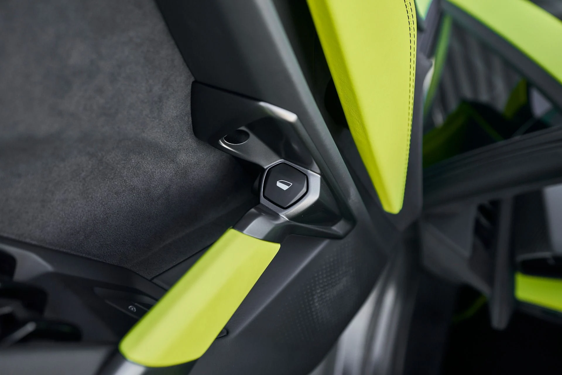 mph035_1450712073_Used_2024_Lamborghini_Revuelto_1763604735_ad10319e03