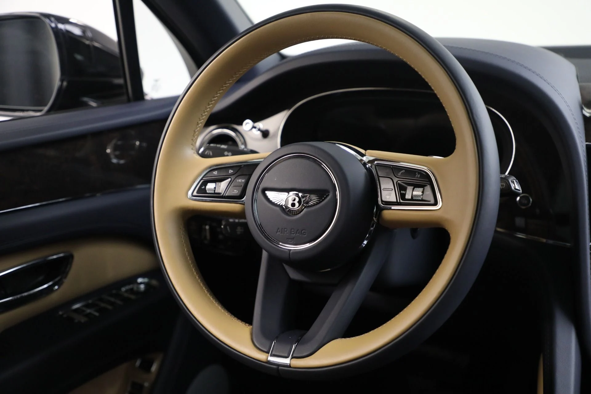 mph035_1514436785_Used_2022_Bentley_Bentayga_V8_d8f00bb947