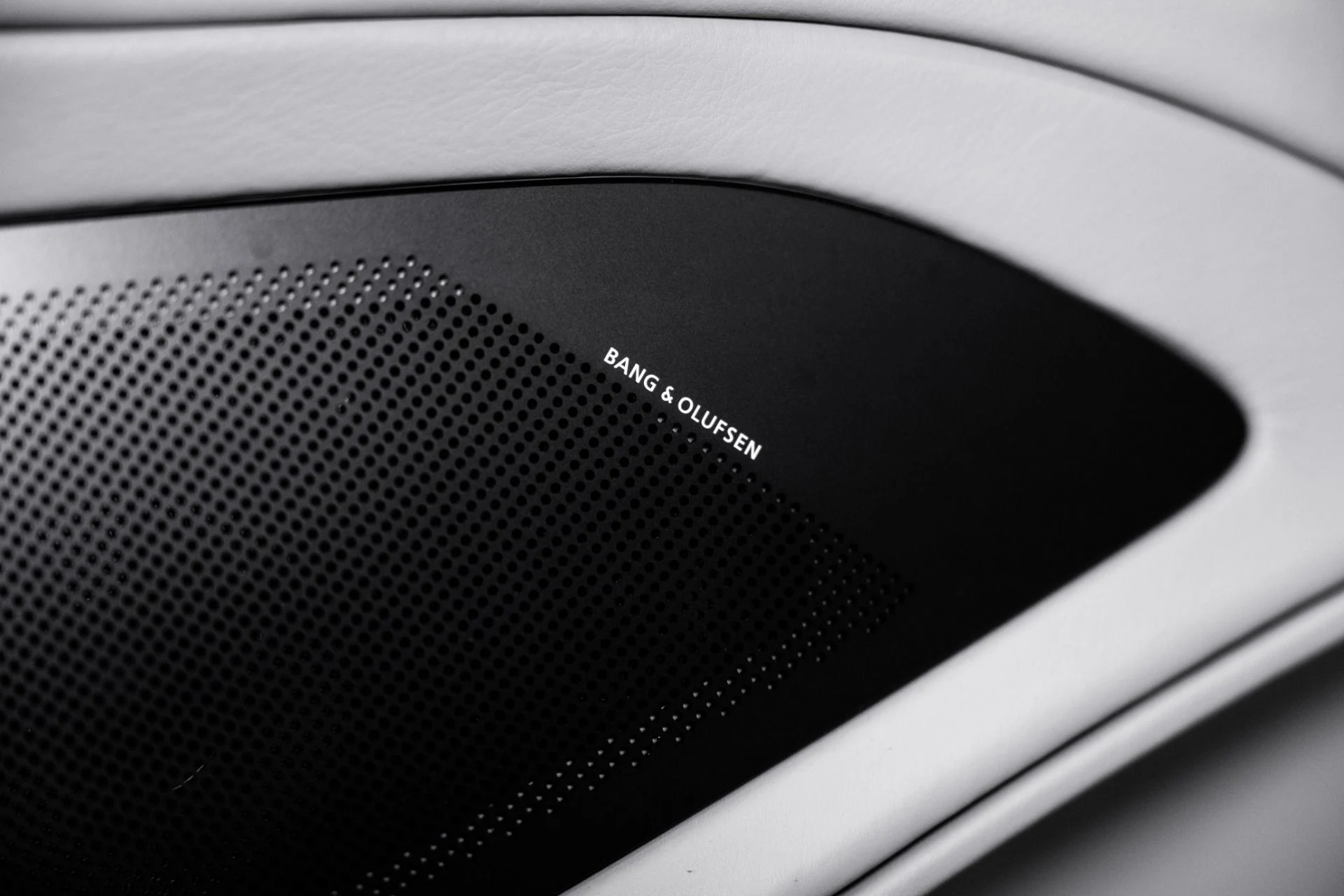 mph035_1542288662_Used_2016_Aston_Martin_Vanquish_V12_1770132200_4606cf664b