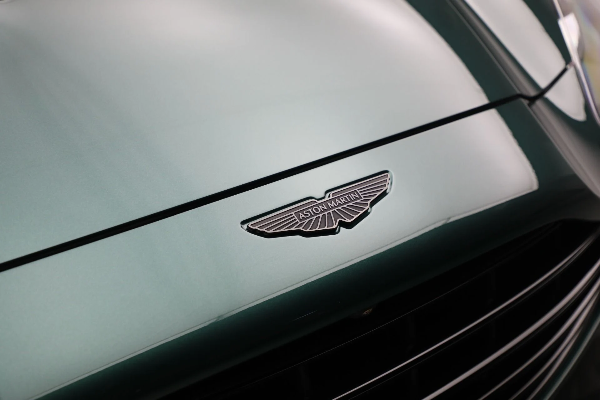 mph035_1565742873_New_2025_Aston_Martin_DBX_707_d729fdb807