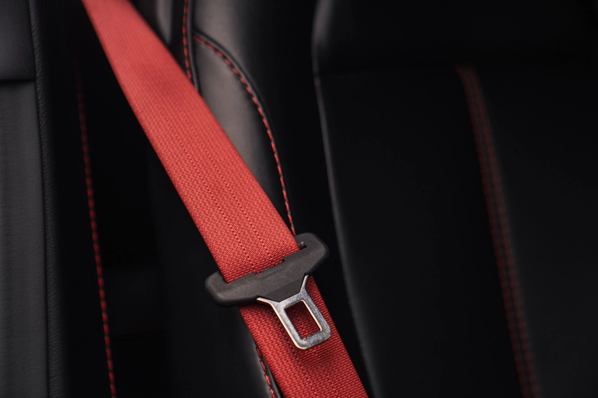 mph035_1572129802_Used_2019_Aston_Martin_Vantage_Painted_Hyper_Red_1790717746_69990a94e6