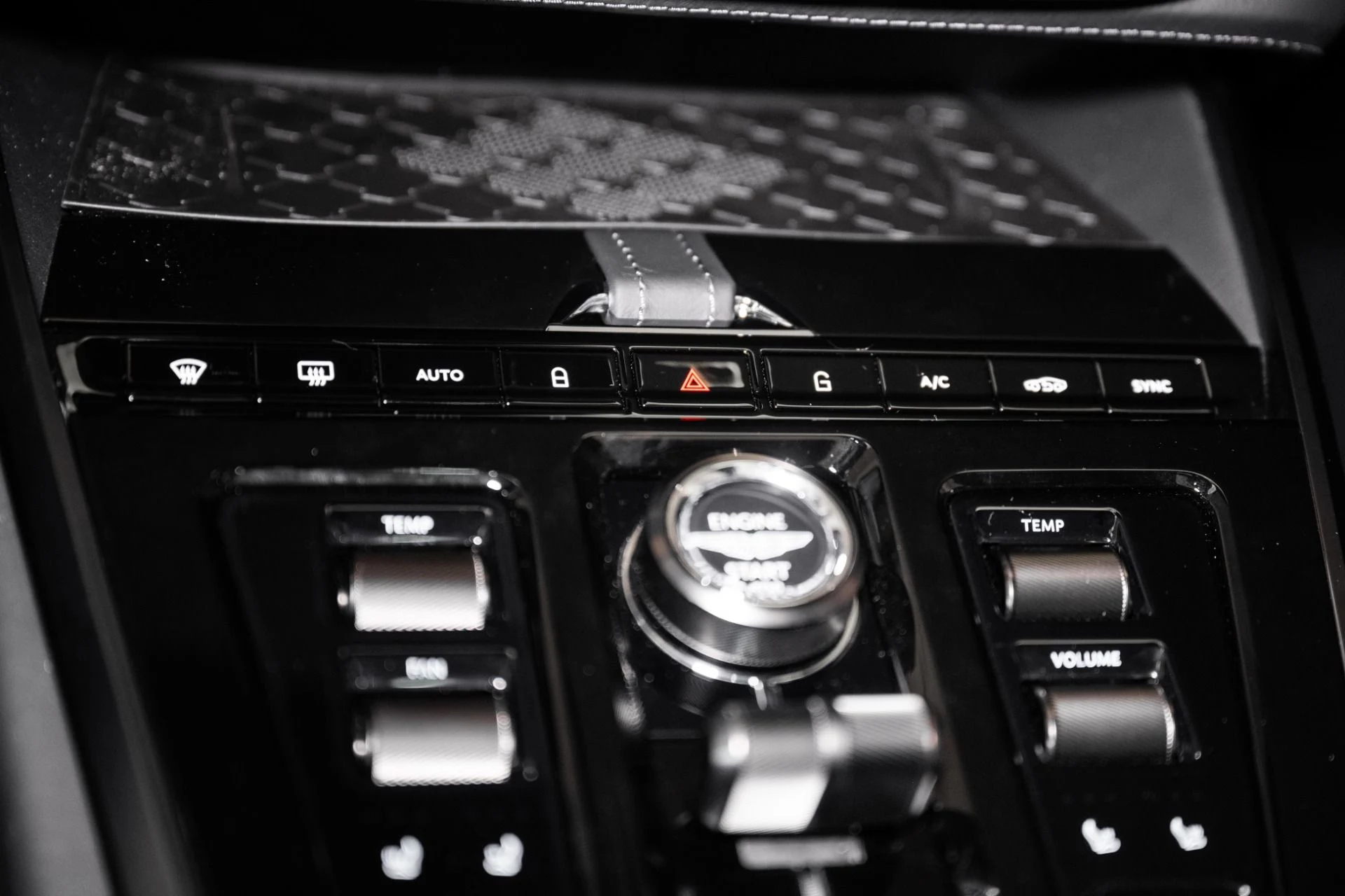 mph035_158312290_Used_2025_Aston_Martin_DBX_707_1748959342_4b3879c7bf