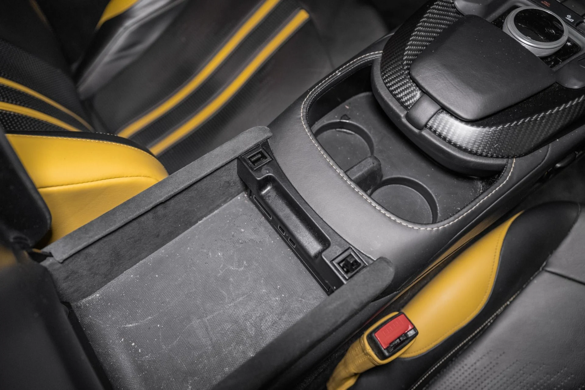 mph035_1583602319_Used_2019_Aston_Martin_Vantage_1765989078_e929e052f1