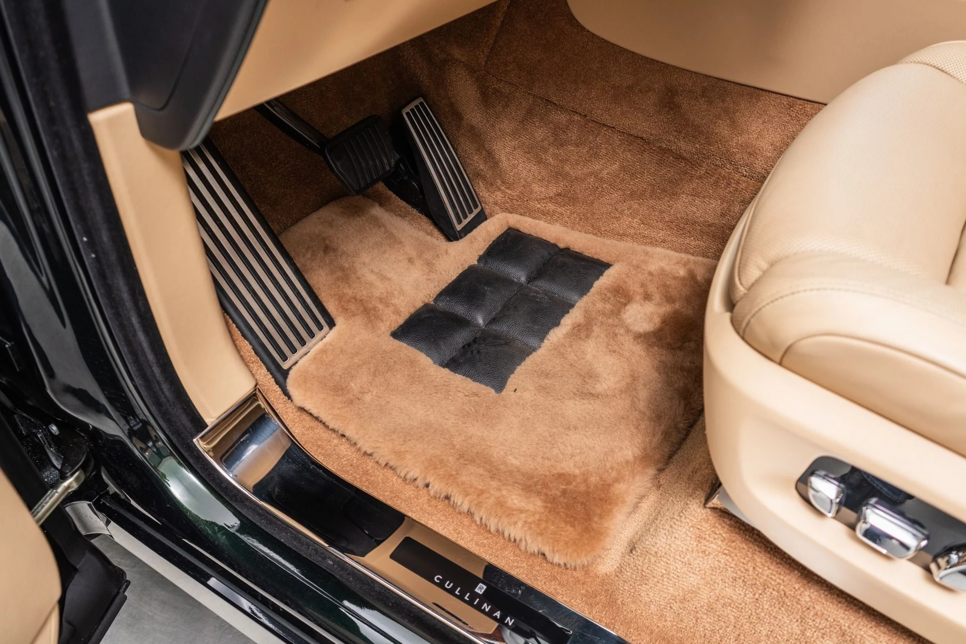 mph035_1591652371_Used_2025_Rolls_Royce_Cullinan_1773778505_1074289131