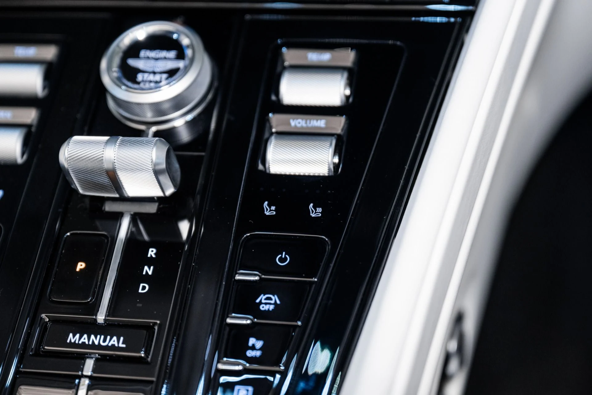 mph035_1598885308_New_2025_Aston_Martin_DB_12_Volante_1741214270_b51a5fa98e