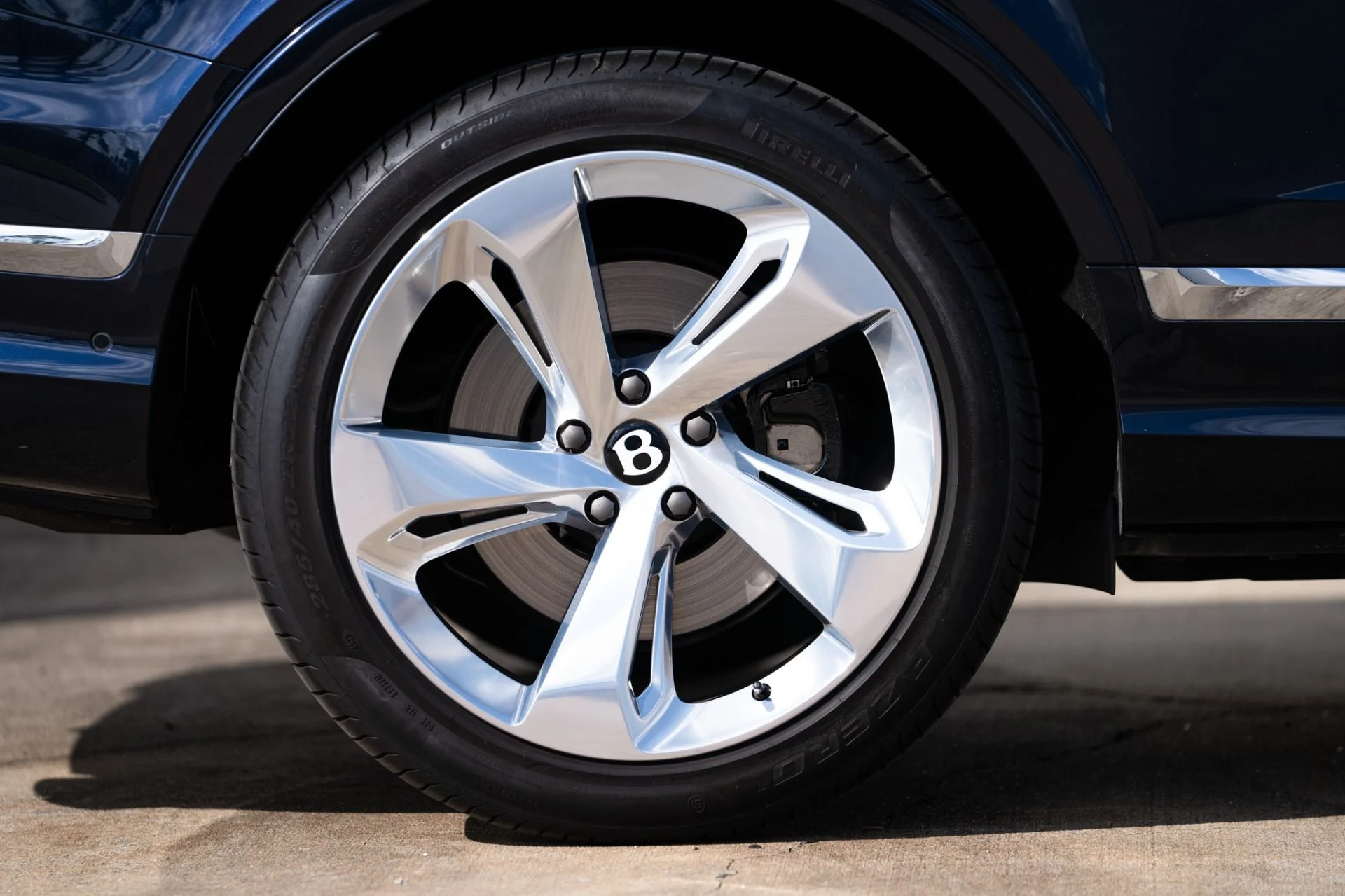 mph035_1608153798_Used_2024_Bentley_Bentayga_V8_1761672305_6c73f5c209