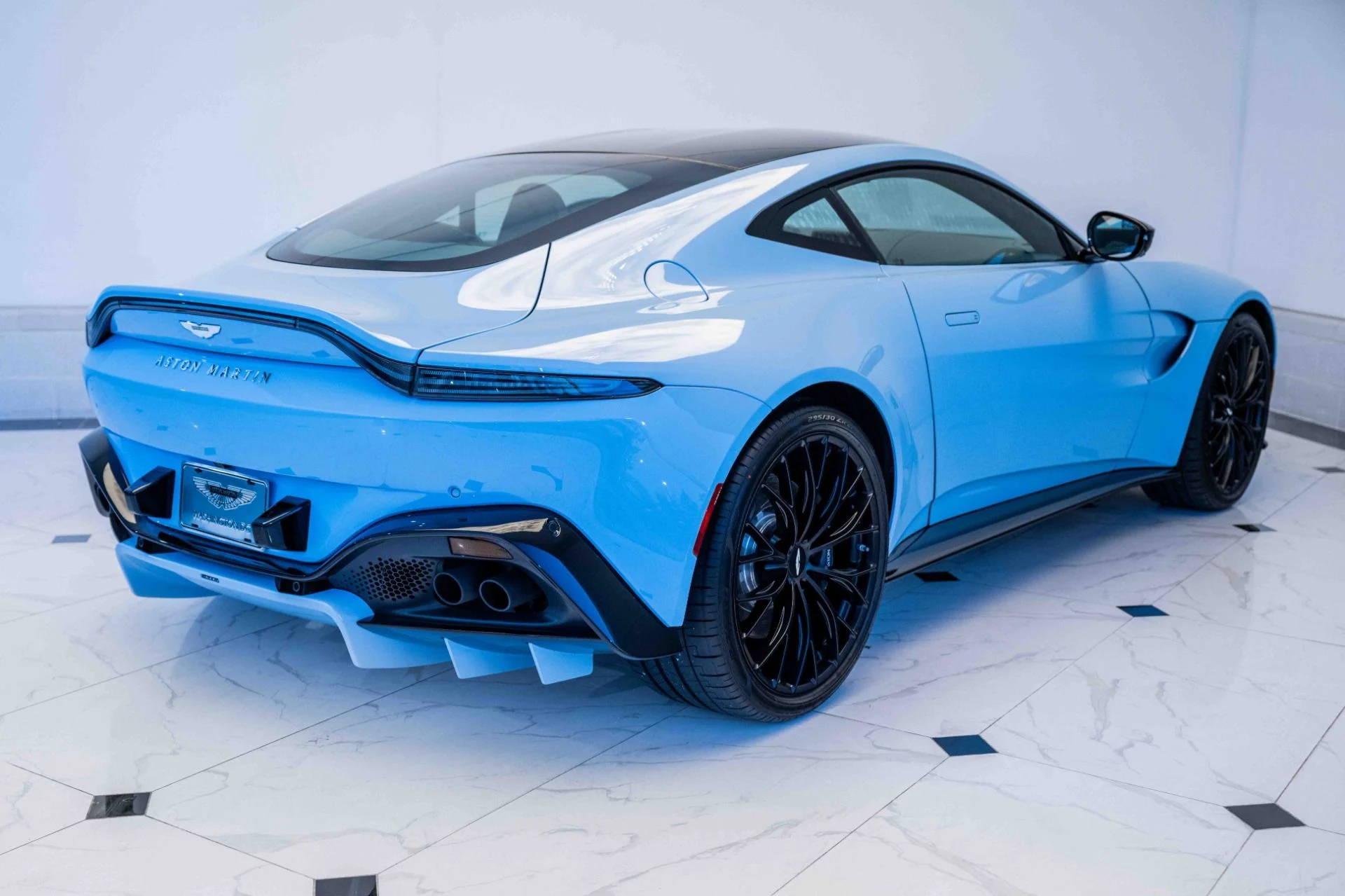 mph035_1622472737_Used_2023_Aston_Martin_Vantage_V8_Coupe_1699283559_76056af444