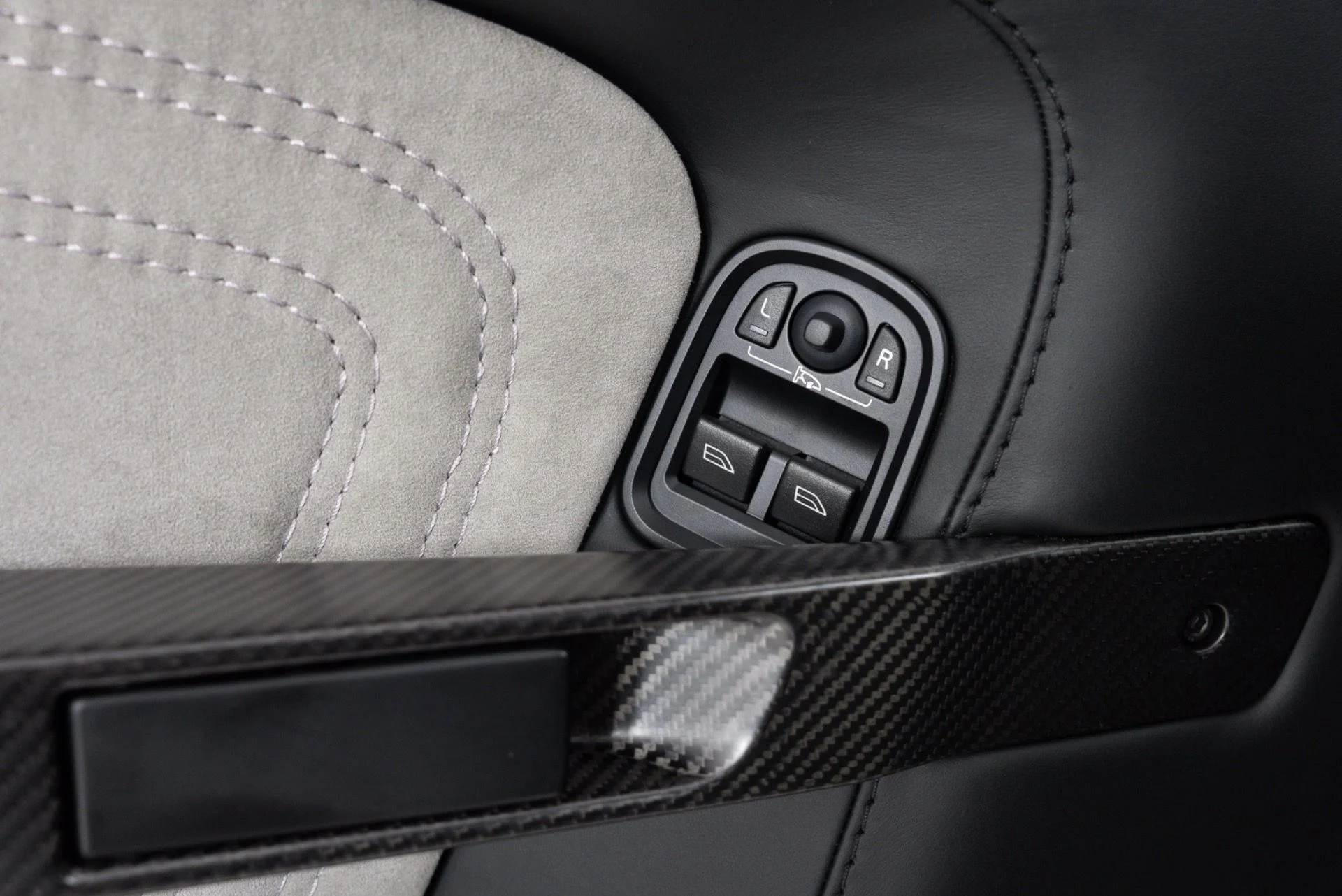 mph035_1636405249_Used_2009_Aston_Martin_DBS_V12_Manual_1782515507_b35c9d3ded