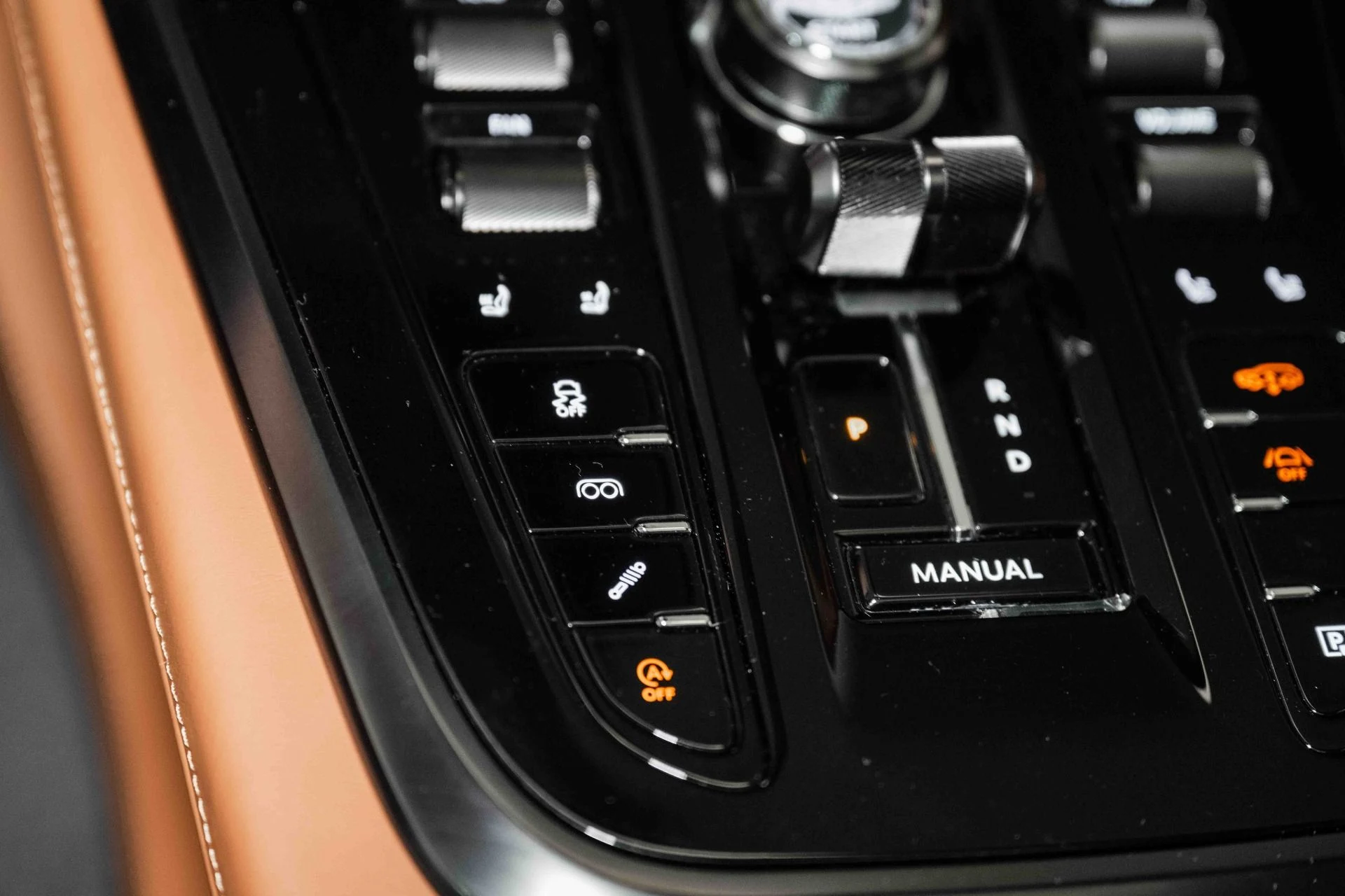 mph035_1676478260_Used_2025_Aston_Martin_DBX_707_1730812755_ed8ea557c1