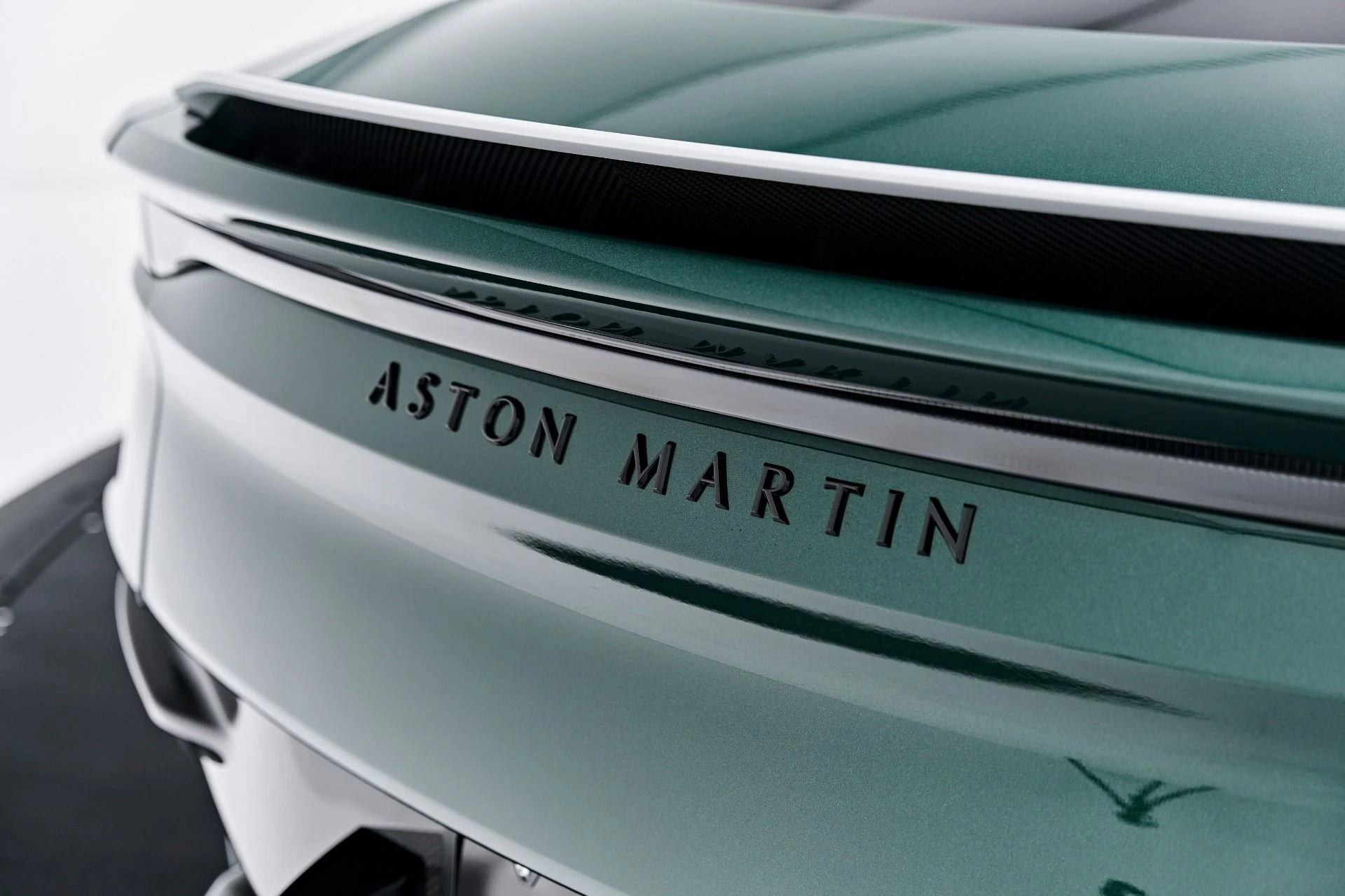 mph035_1703418071_Used_2023_Aston_Martin_DBS_Ultimate_1787789408_fc1cc02d11