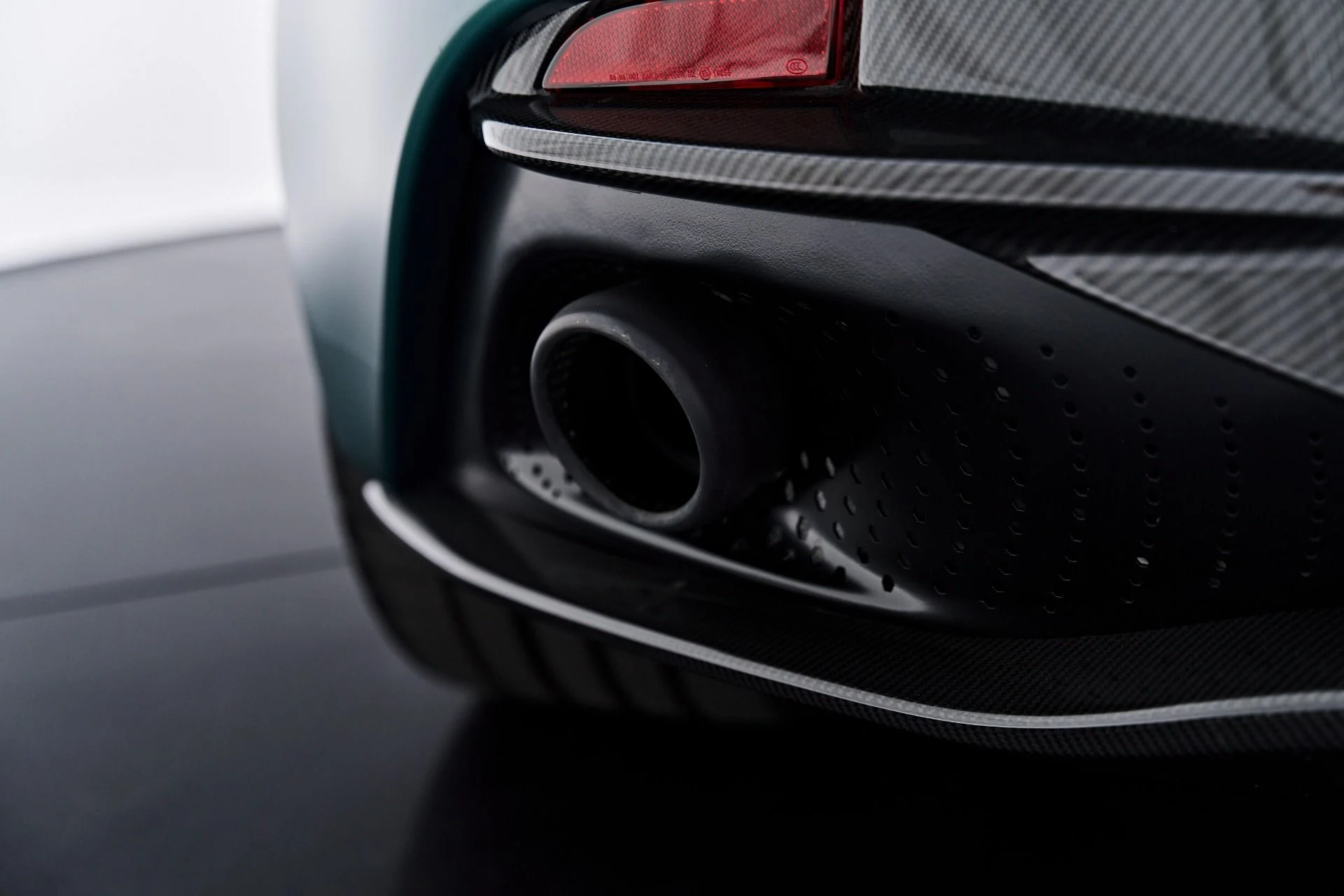 mph035_175137381_Used_2024_Aston_Martin_DB_12_1784769383_bb12bd9531