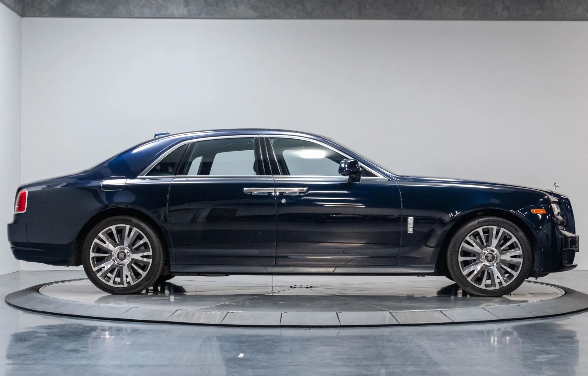 mph035_1796938663_Used_2018_Rolls_Royce_Ghost_Base_1786492649_05b72155a5