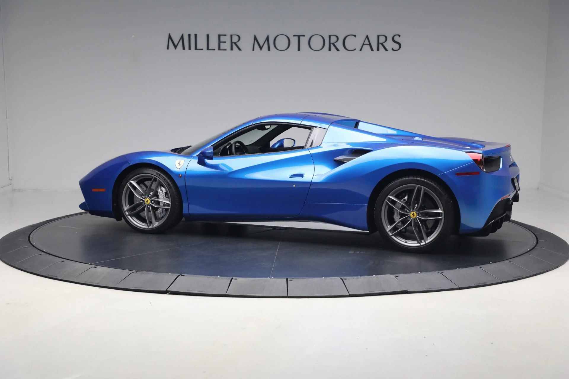 mph035_1805200985_Used_2017_Ferrari_488_Spider_1779887206_c27d40b656