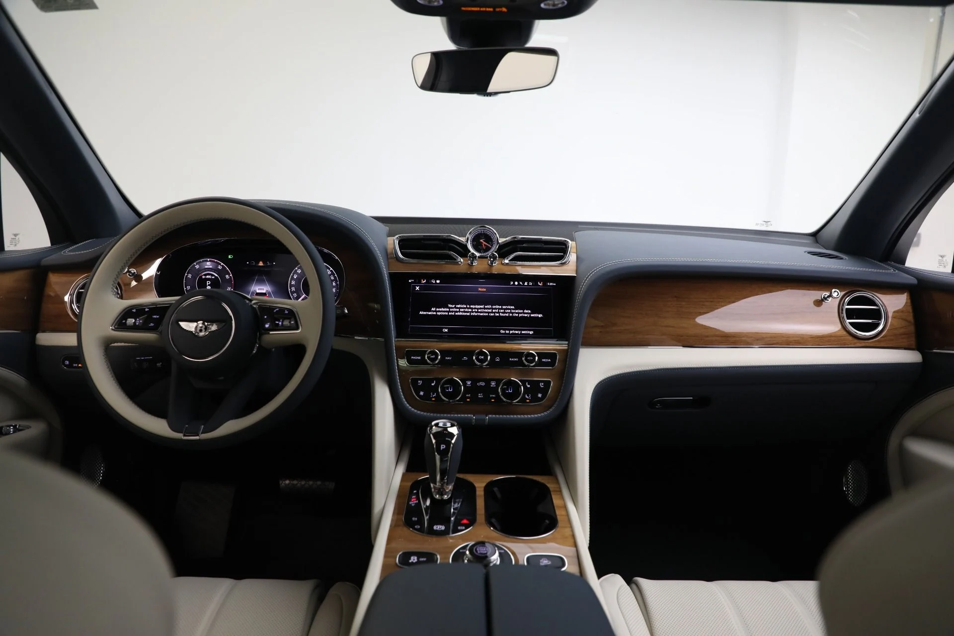 mph035_1824244502_New_2025_Bentley_Bentayga_EWB_V8_f4877cd8ab