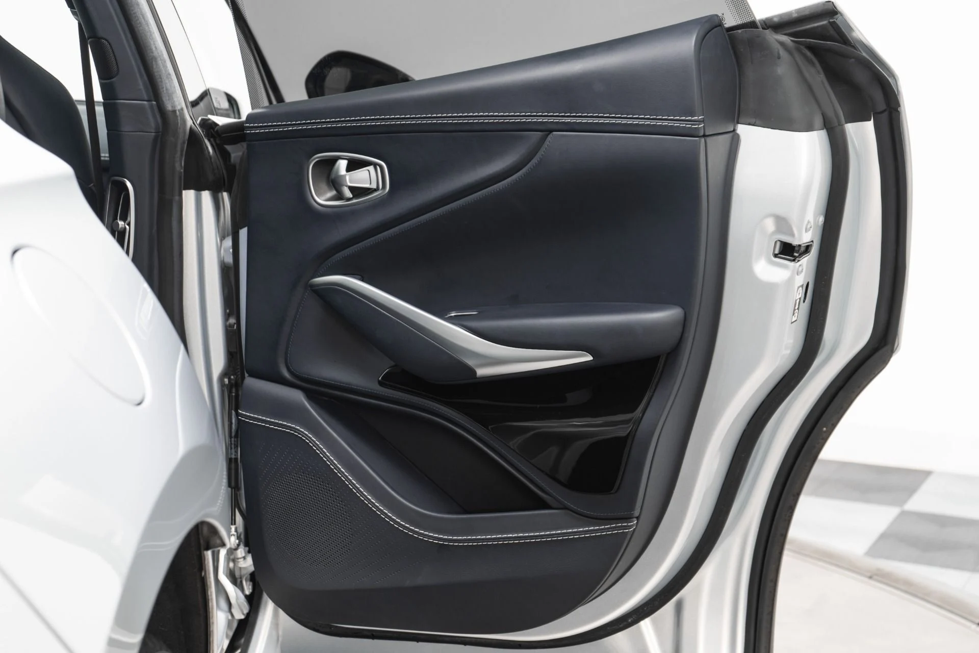 mph035_1867213830_Used_2022_Aston_Martin_DBX_Inspire_Interior_Panoramic_Glass_Roof_1768577426_5433d9b55d