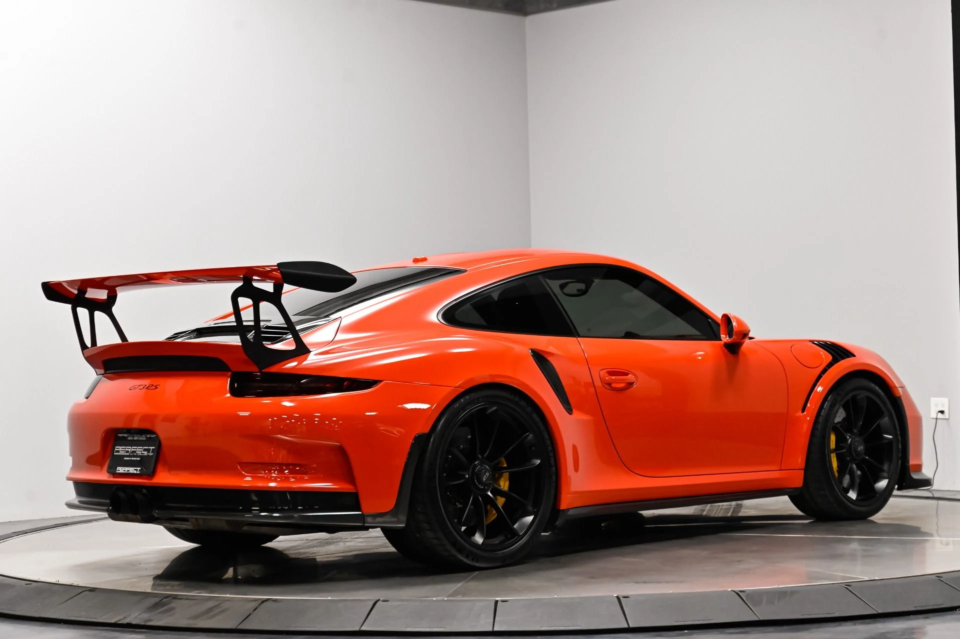 mph035_1891231725_Used_2016_Porsche_911_GT_3_RS_1791298183_c6df954f3d