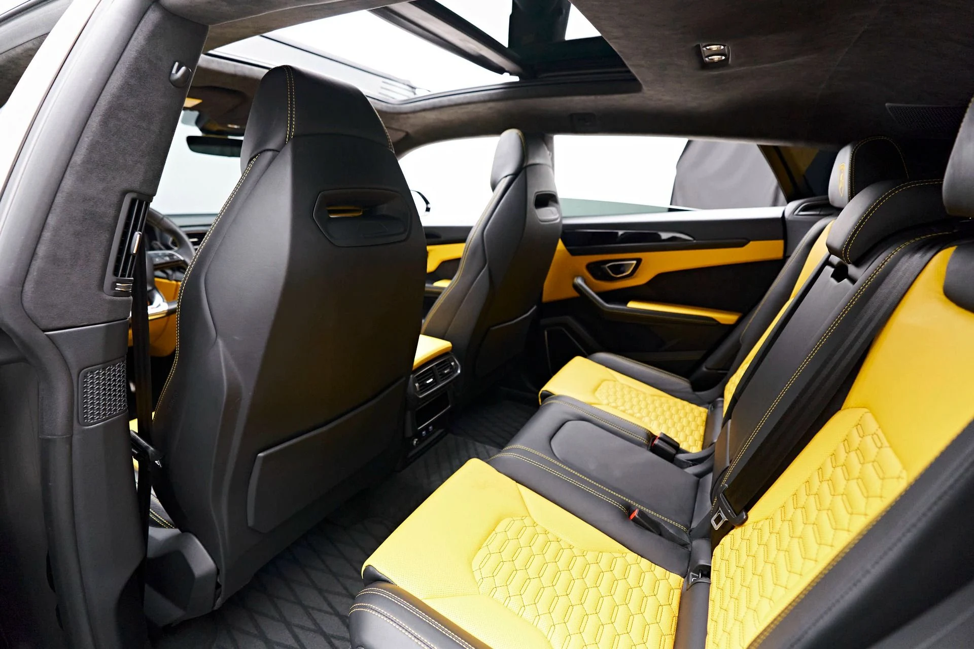 mph035_1892872642_Used_2022_Lamborghini_Urus_1714440387_64f7125d9e