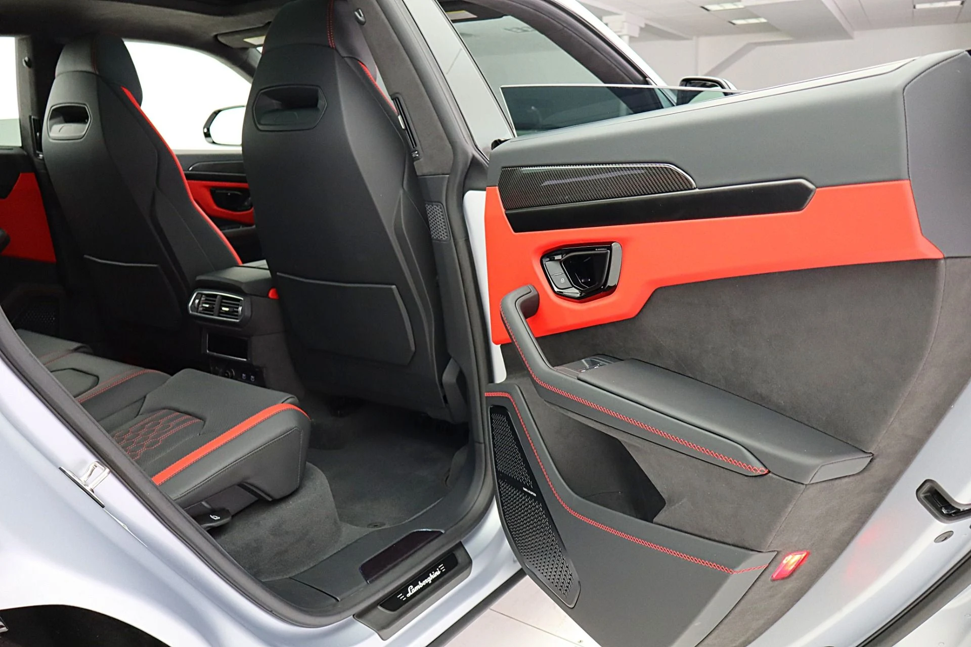 mph035_1905603799_Used_2025_Lamborghini_Urus_SELEASE_OPTIONS_AVAILABLE_547c0a8897