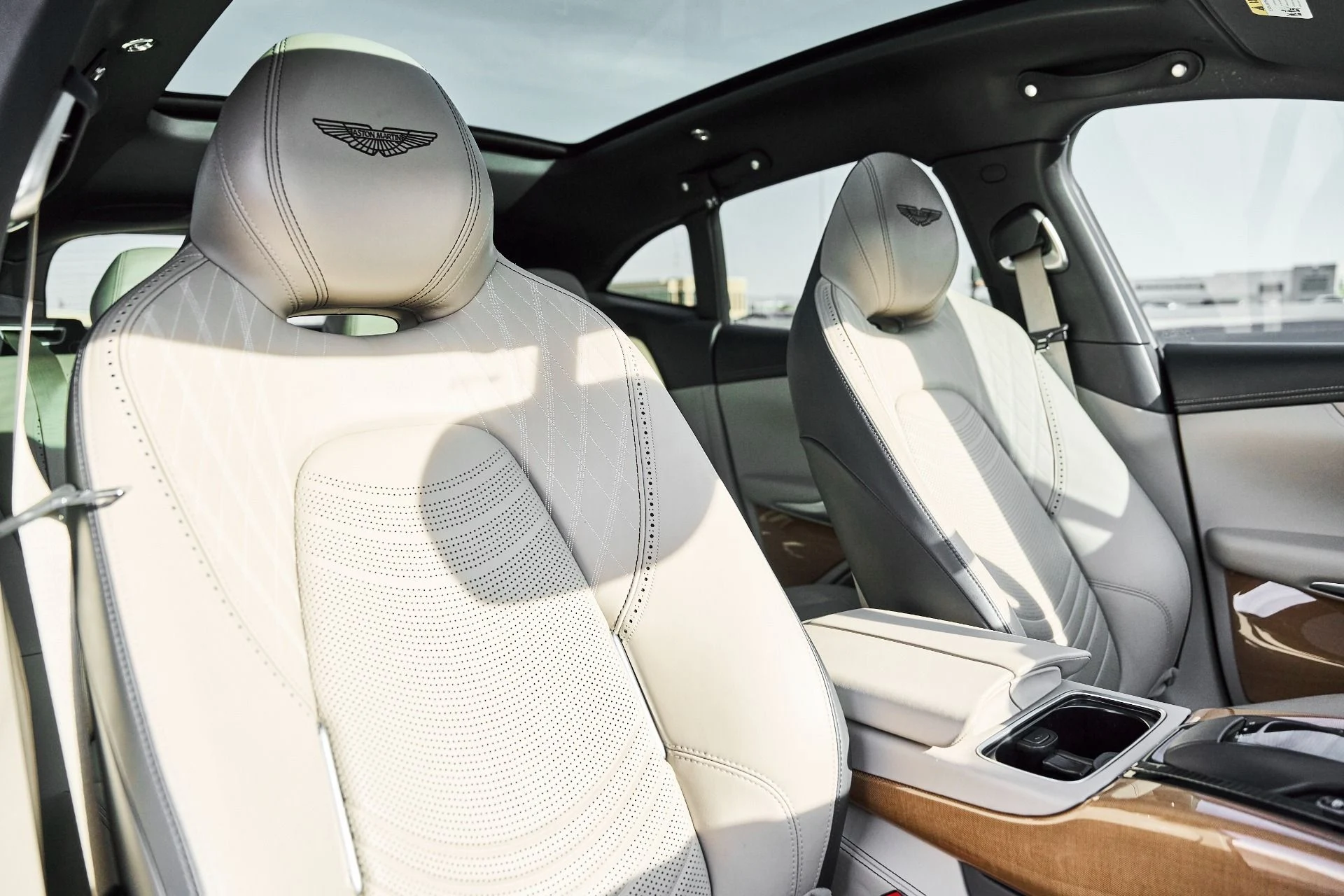 mph035_190609411_Used_2023_Aston_Martin_DBX_707_1774652411_122af9abce