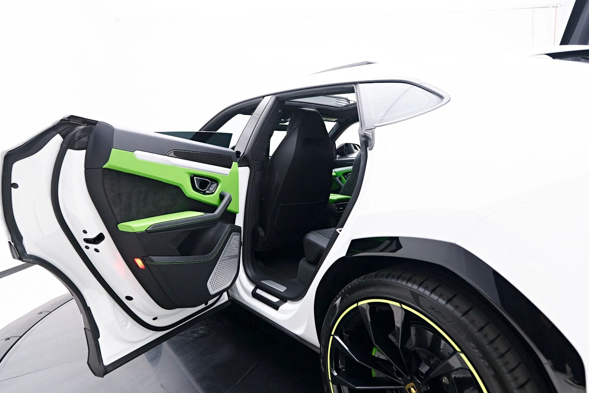 mph035_1916961030_Used_2022_Lamborghini_Urus_Base_1758404806_35bf9bf3de