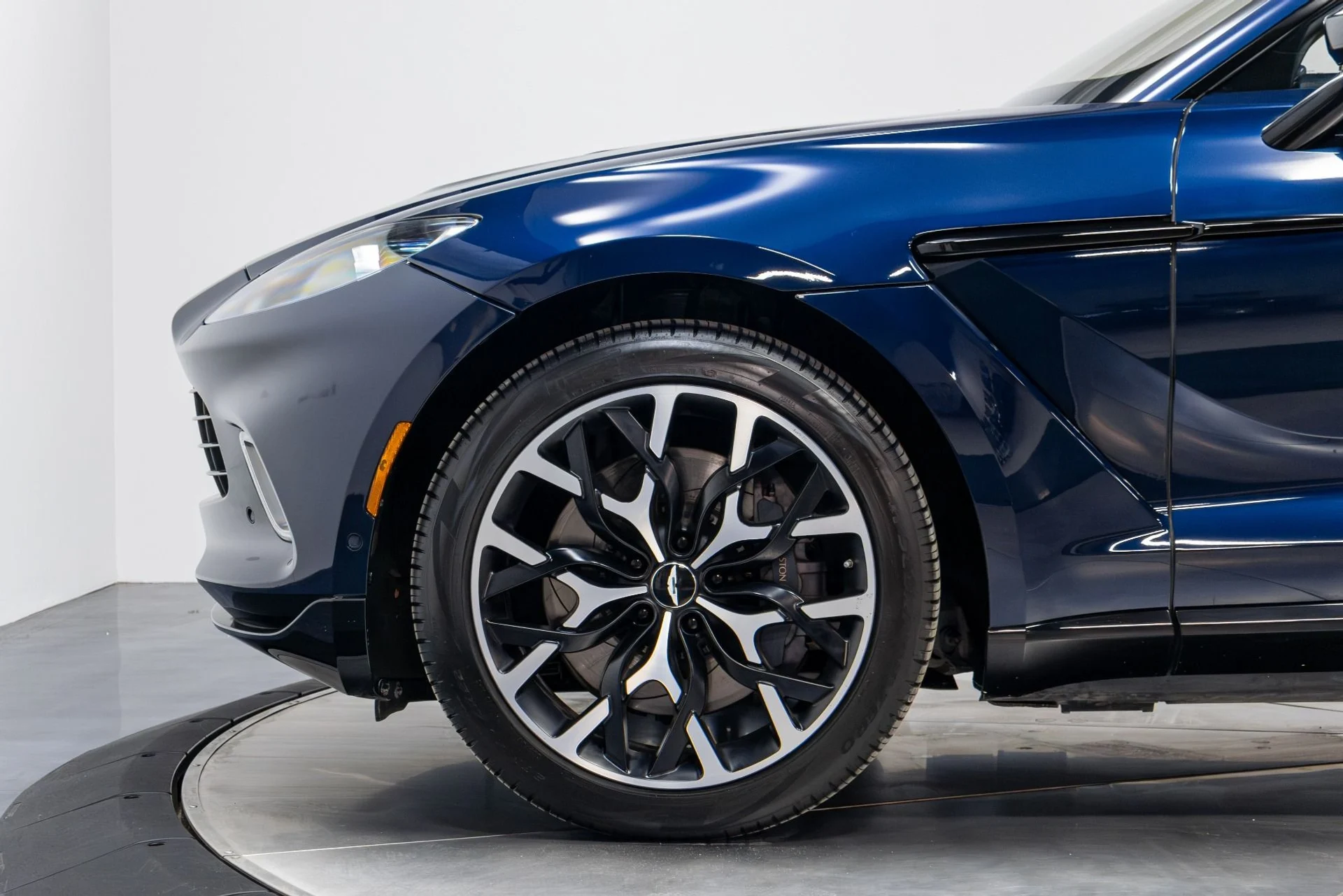 mph035_1919769749_Used_2021_Aston_Martin_DBX_1770088523_ed685fe844