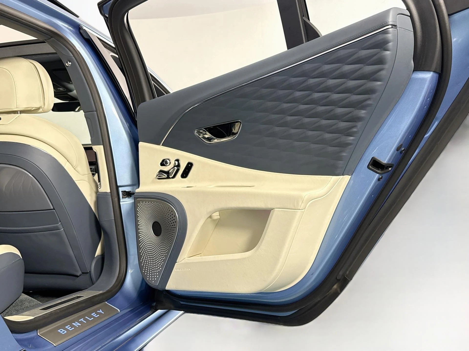 mph035_1973044629_Used_2022_Bentley_Flying_Spur_V8_1787092907_a1e7644f75