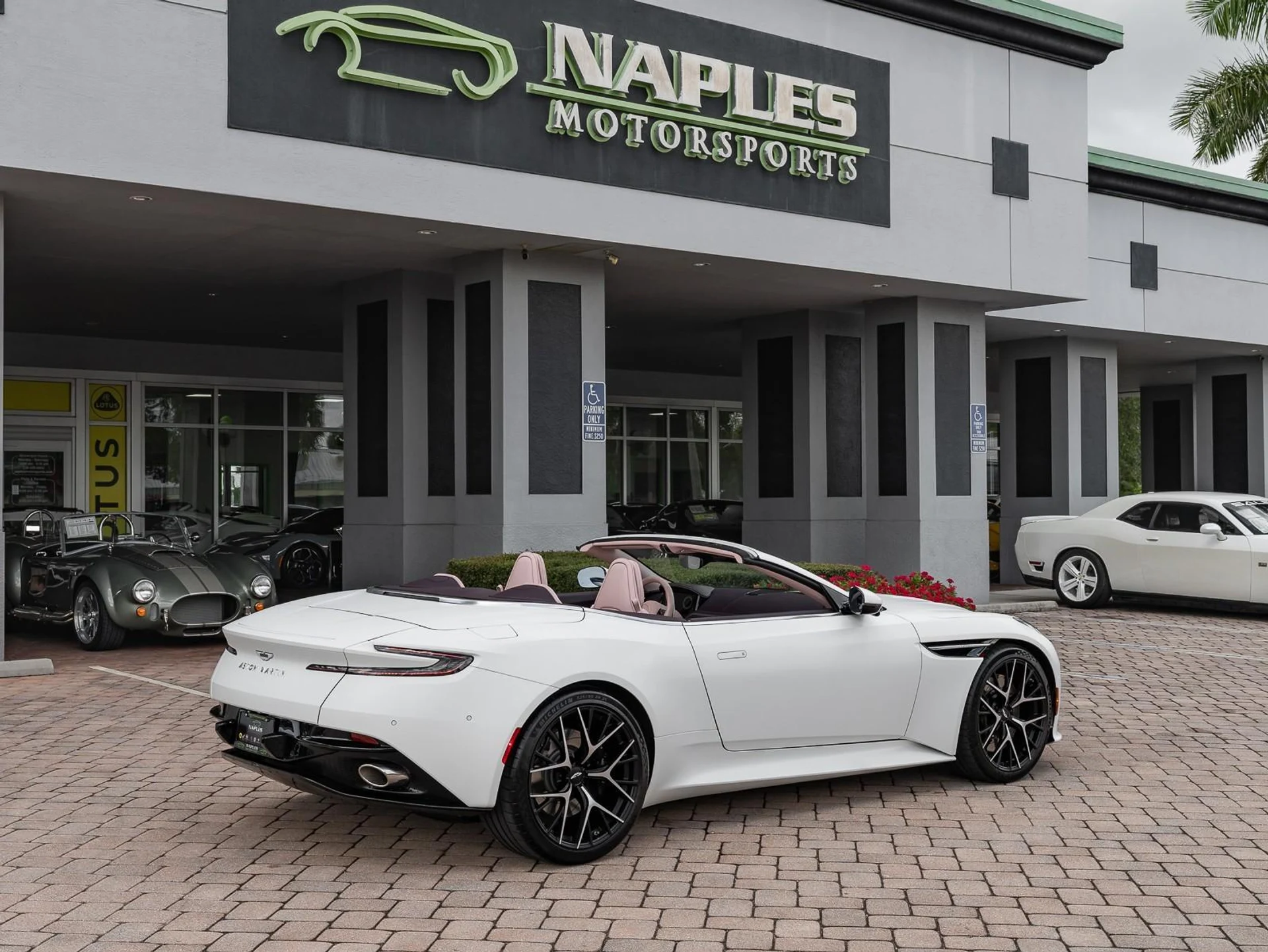 mph035_1996459846_Used_2025_Aston_Martin_DB_12_1761167162_4dc323e704