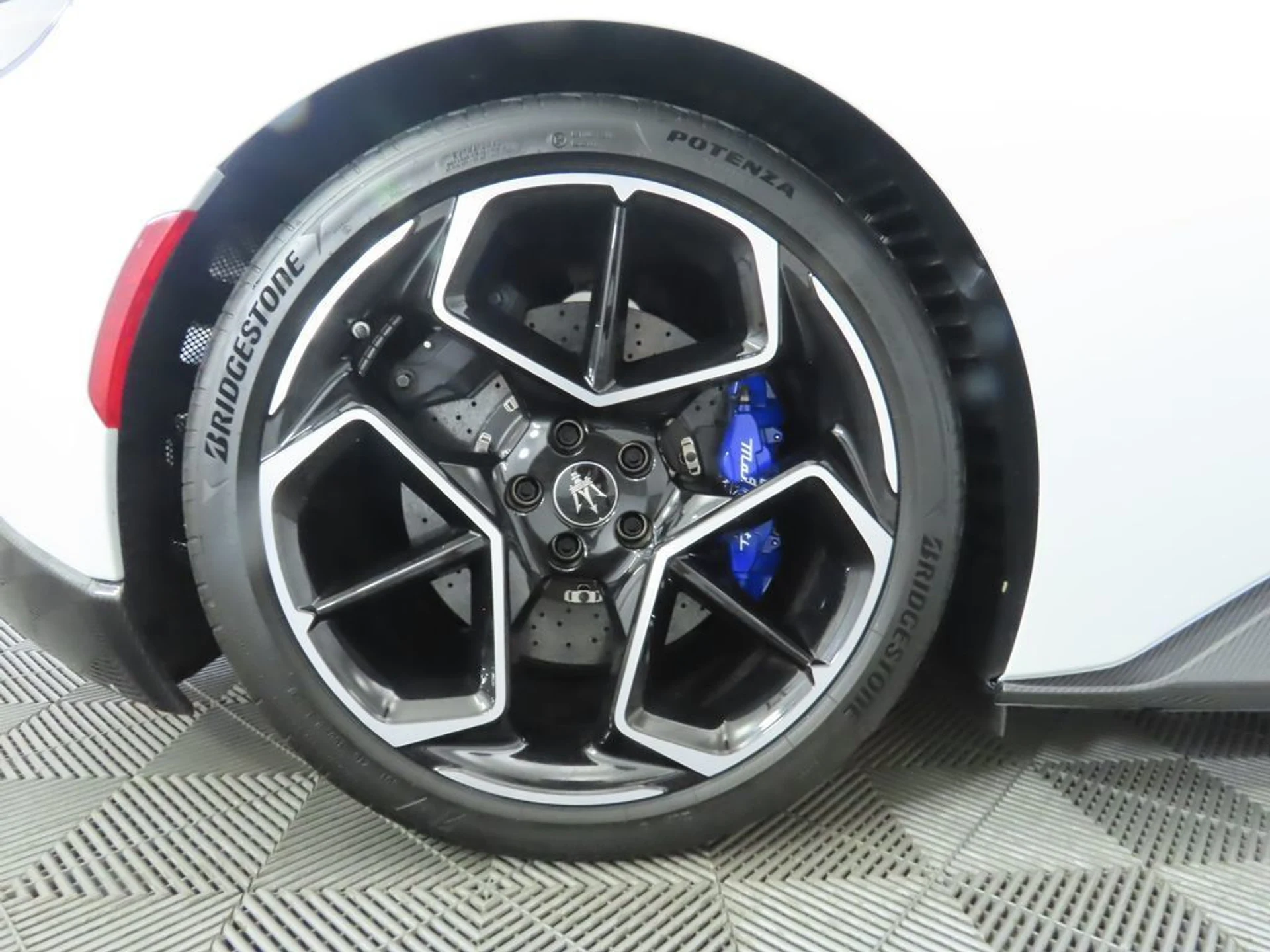 mph035_2006069582_used_2023_maserati_mc20_cieloconvertible_8119_22982884_36_1024_046cf91520