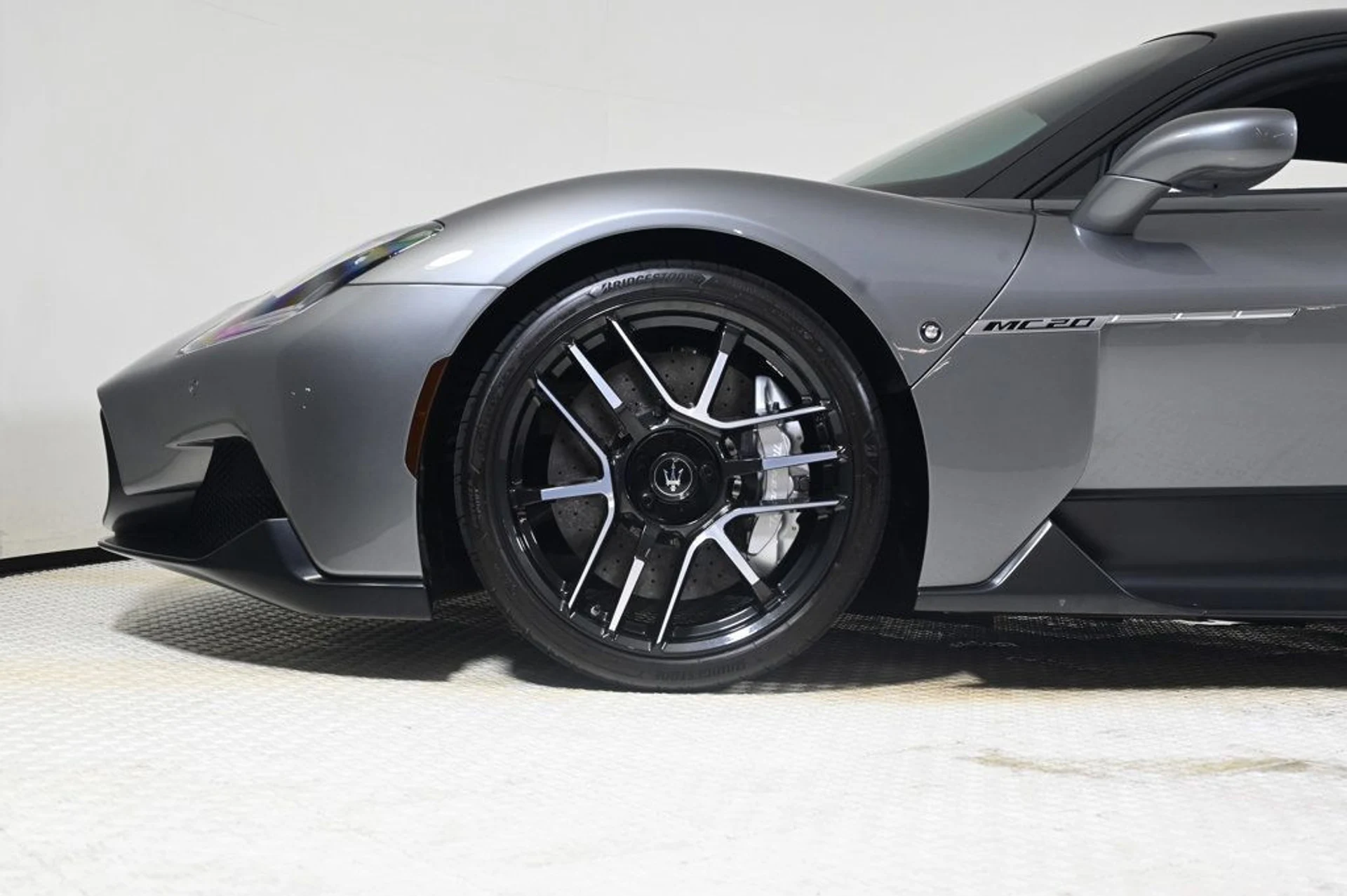 mph035_2011269338_used_2022_maserati_mc20_base_11350_22957730_35_1024_a9d6029006