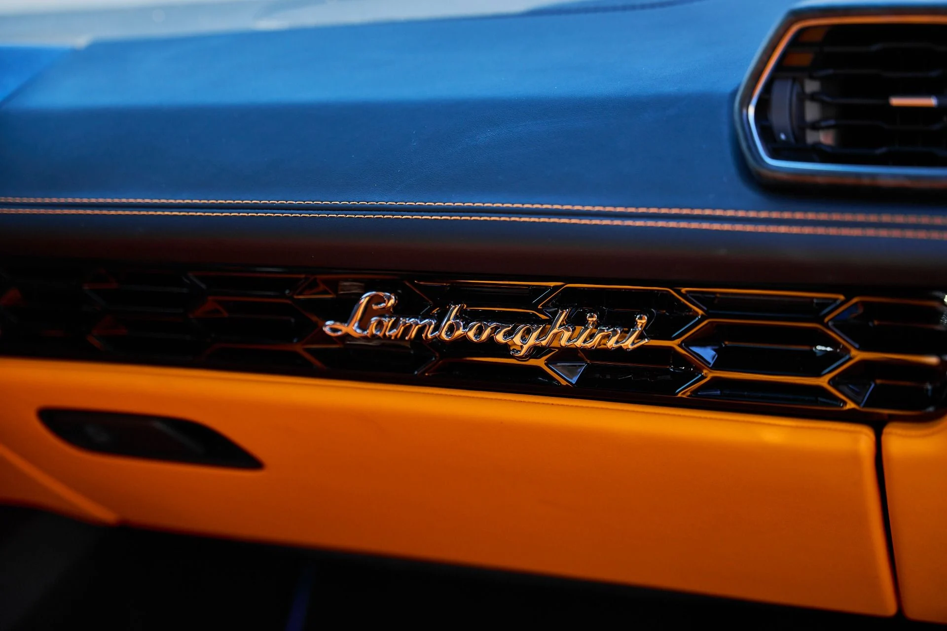 mph035_2056996653_Used_2020_Lamborghini_Huracan_EVO_Base_1766024334_e02c083655