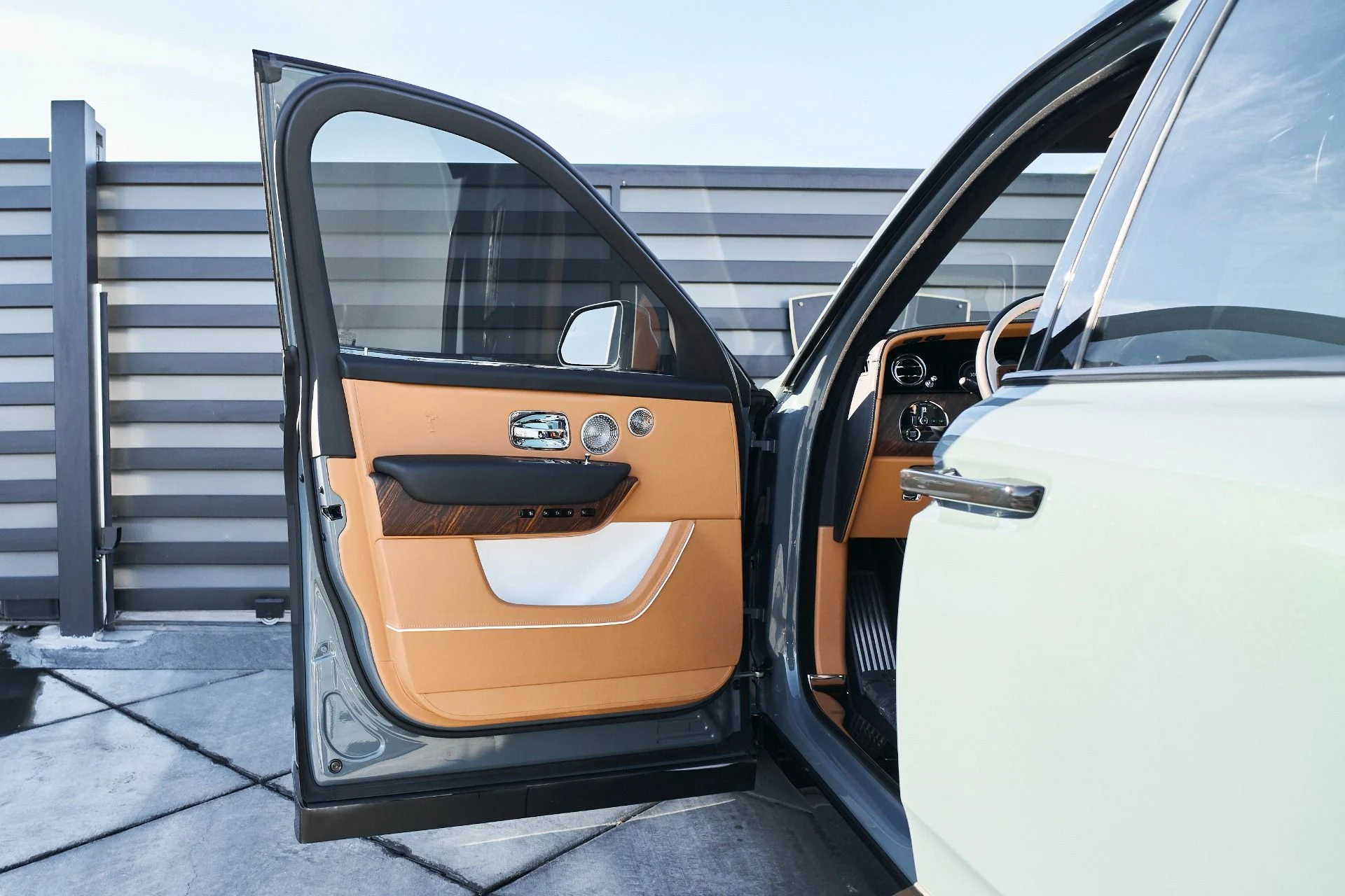 mph035_2064846018_Used_2025_Rolls_Royce_Cullinan_Base_1766020389_5b0b24d0d3