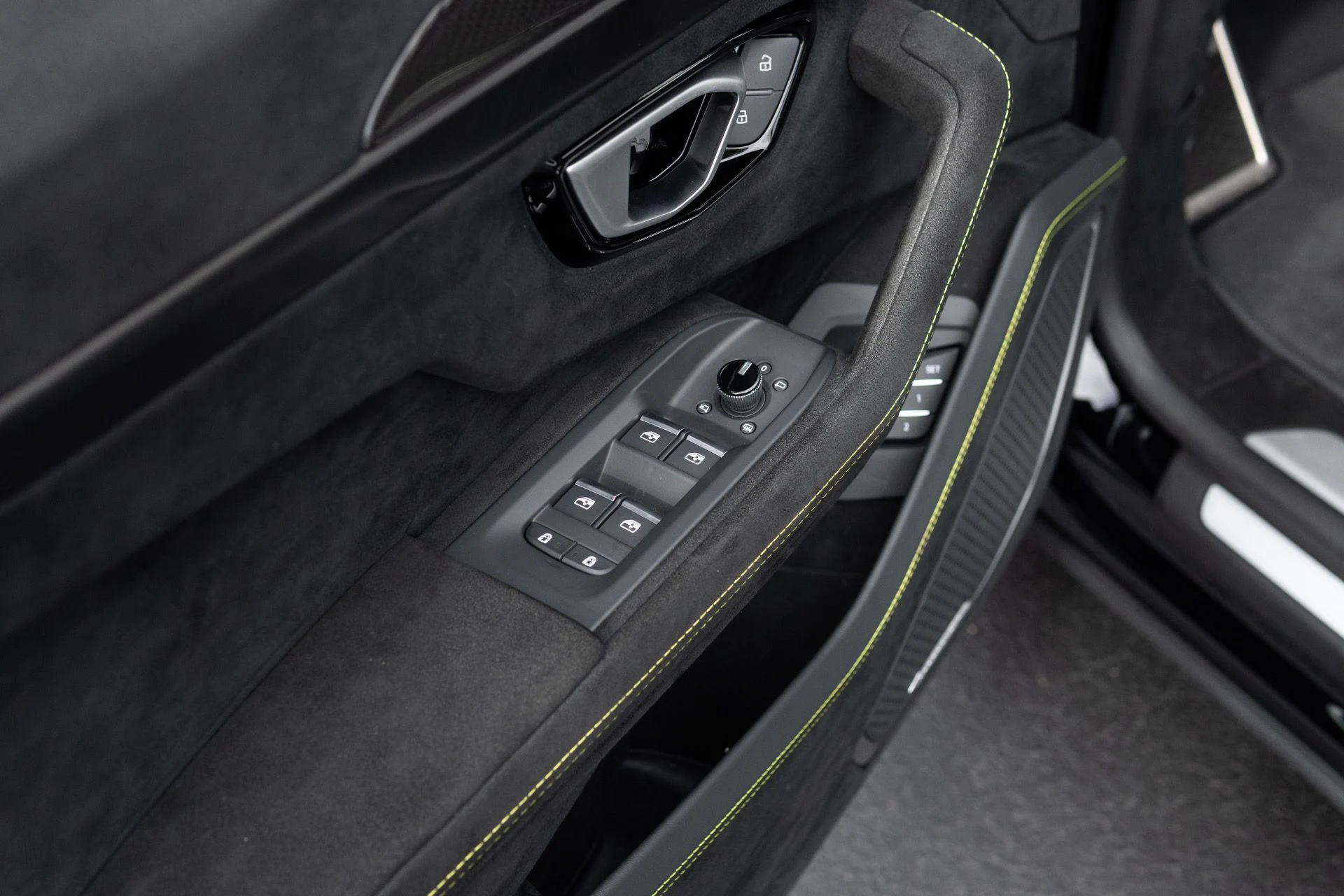 mph035_2076529183_Used_2024_Lamborghini_Urus_Performante_1774062617_dd3c158b9f