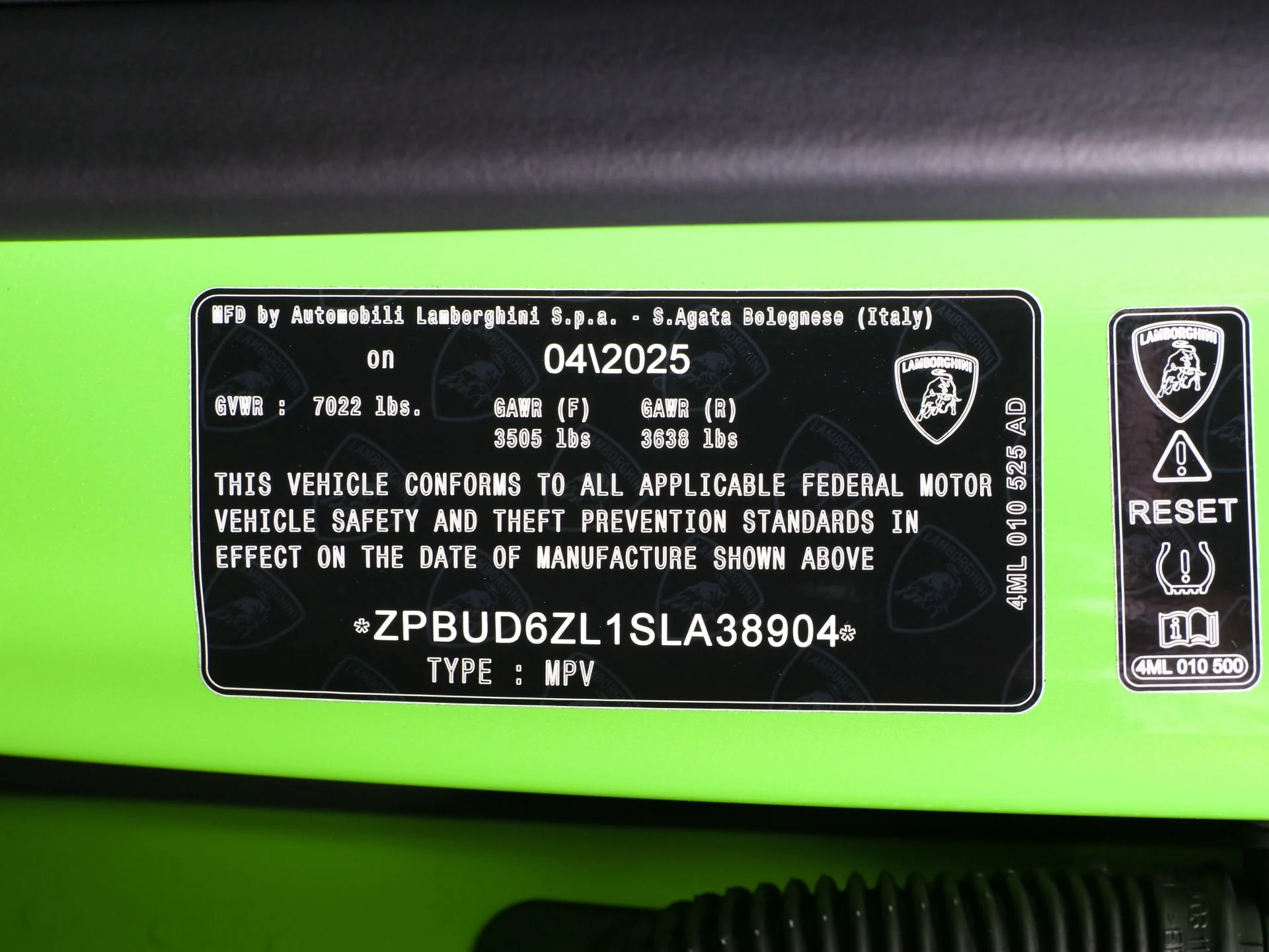 mph035_2080469840_New_2025_Lamborghini_Urus_SE_1756395127_dbb6cbd9b3