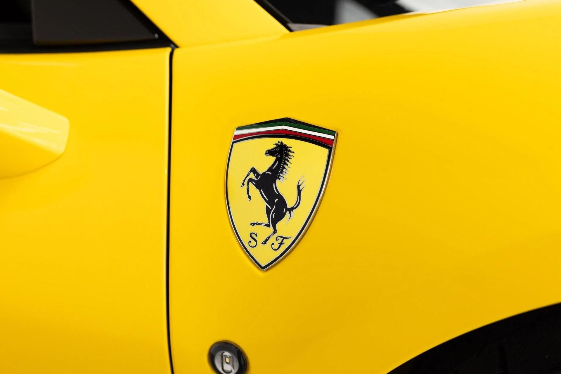 mph035_2095554936_Used_2021_Ferrari_F8_Spider_1778334410_7c70d8b7ba