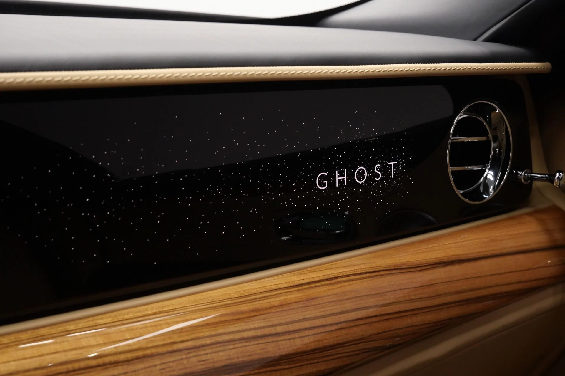 mph035_2108690790_Used_2022_Rolls_Royce_Ghost_1773938186_2a965db3b3