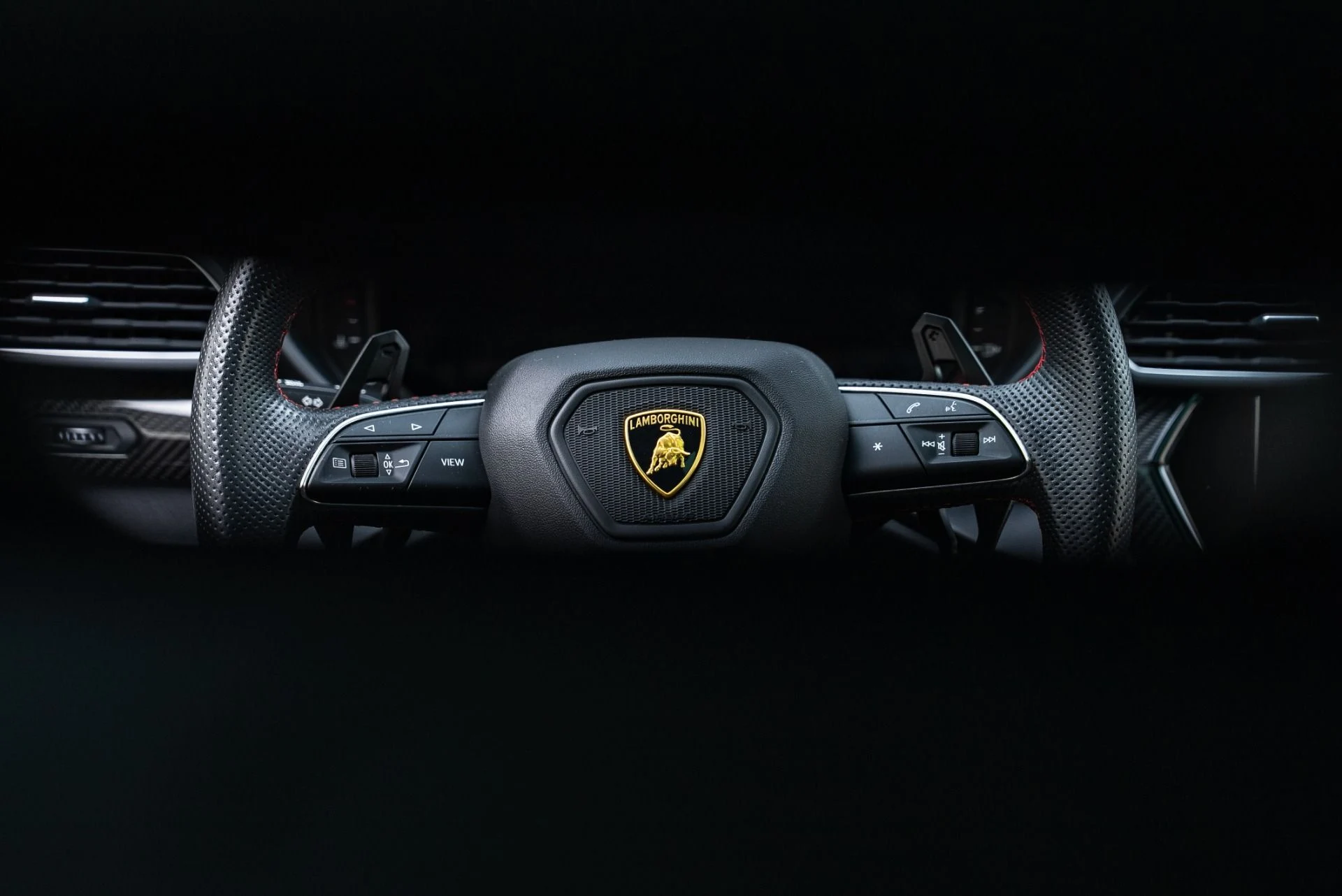 mph035_2111446547_Used_2022_Lamborghini_Urus_1764978369_4cb3cf1ecc