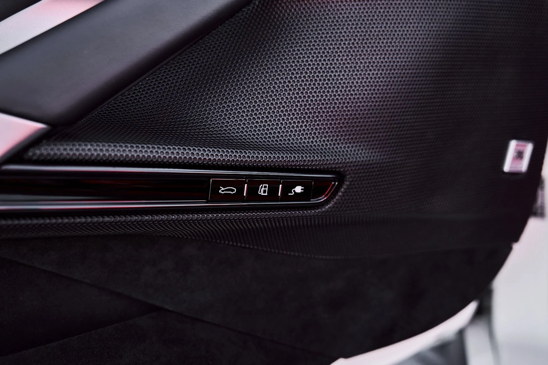 mph035_2177656238_Used_2025_Ferrari_SF_90_Spider_Base_1776876591_d00d8f8734