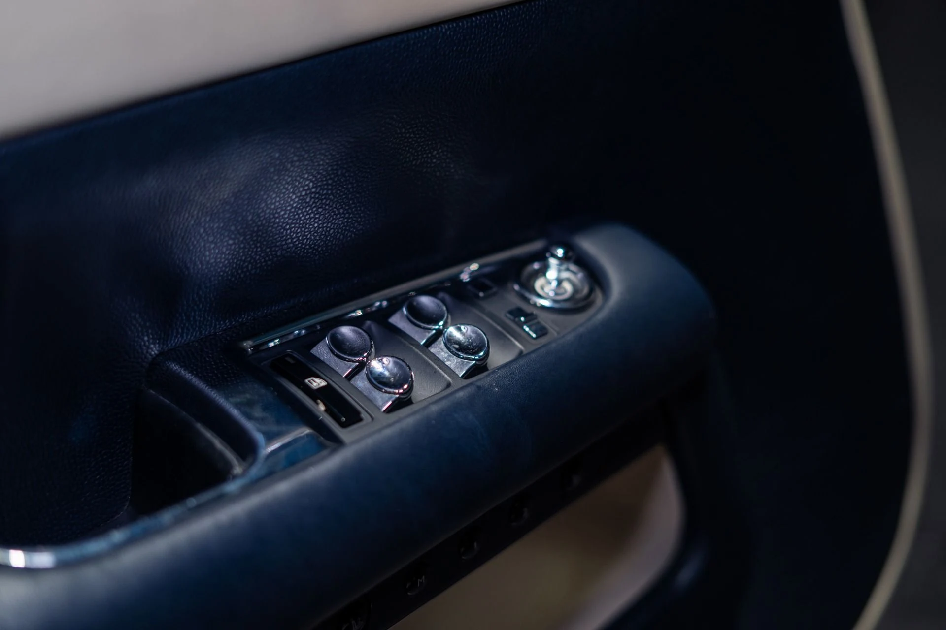 mph035_217831474_Used_2014_Rolls_Royce_Wraith_Bespoke_Interior_1784145568_e48b0c1c1e